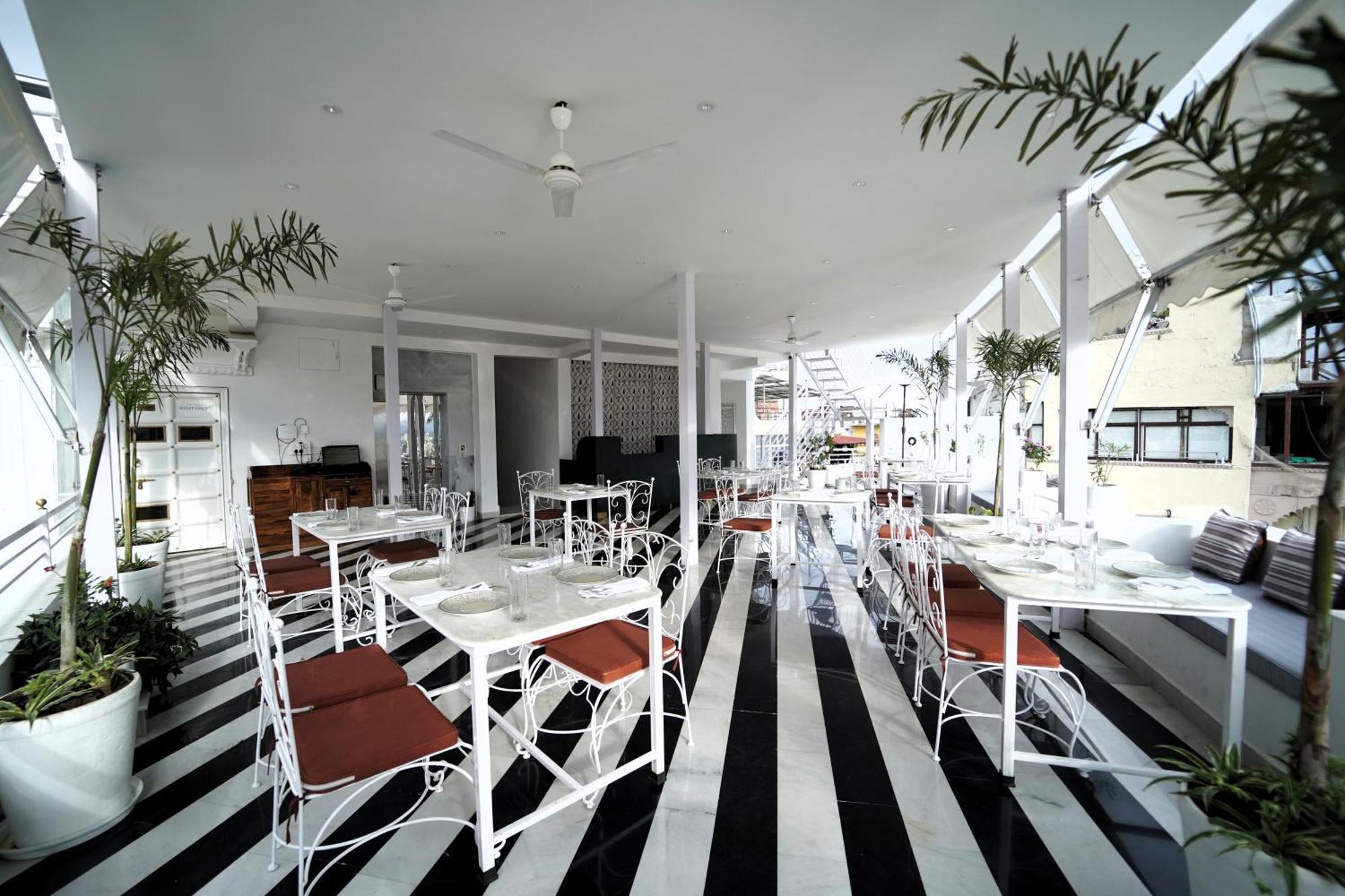 Grandrosse Boutique - Pichola Facing 3*