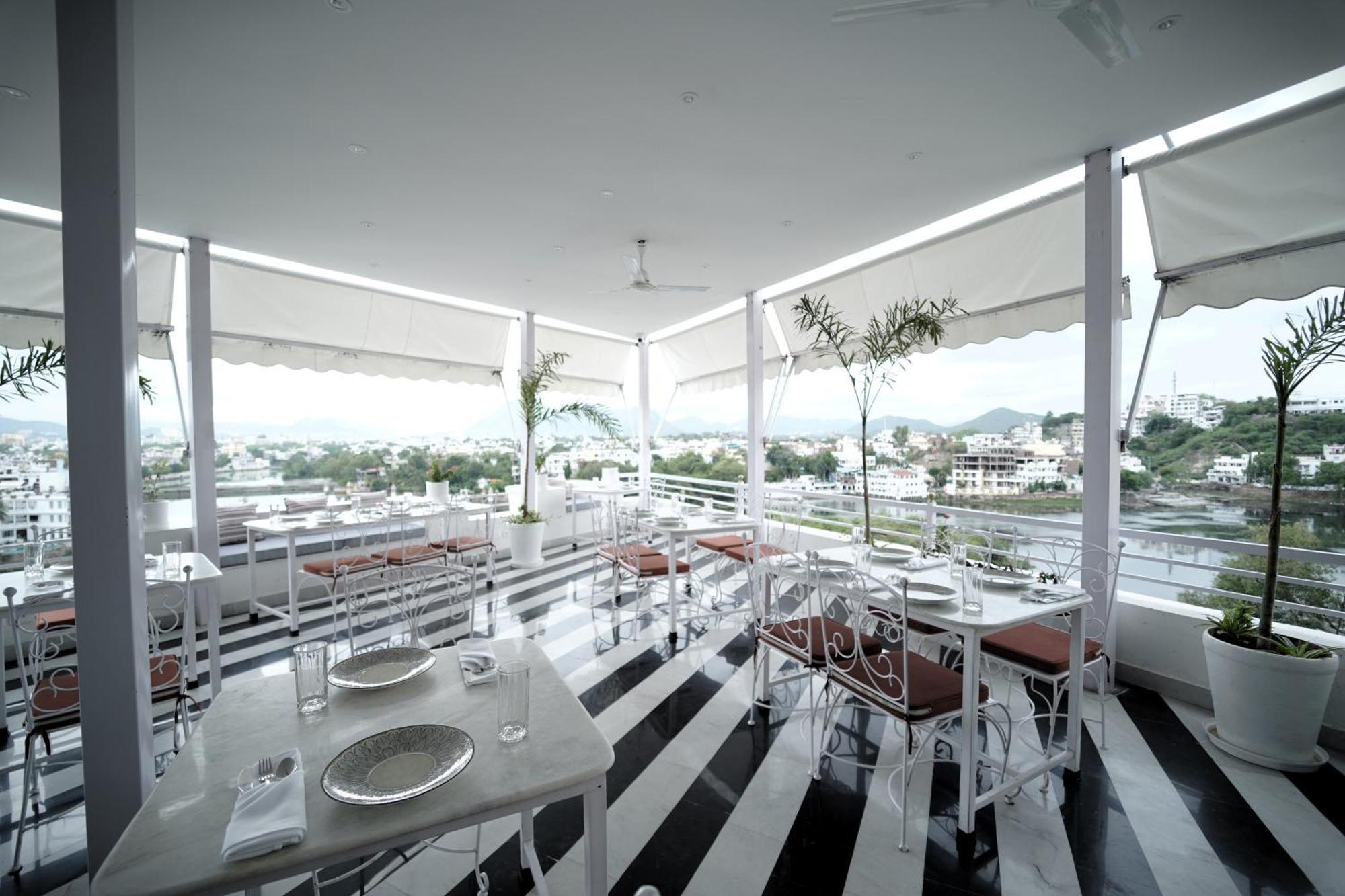 Grandrosse Boutique - Pichola Facing 3*