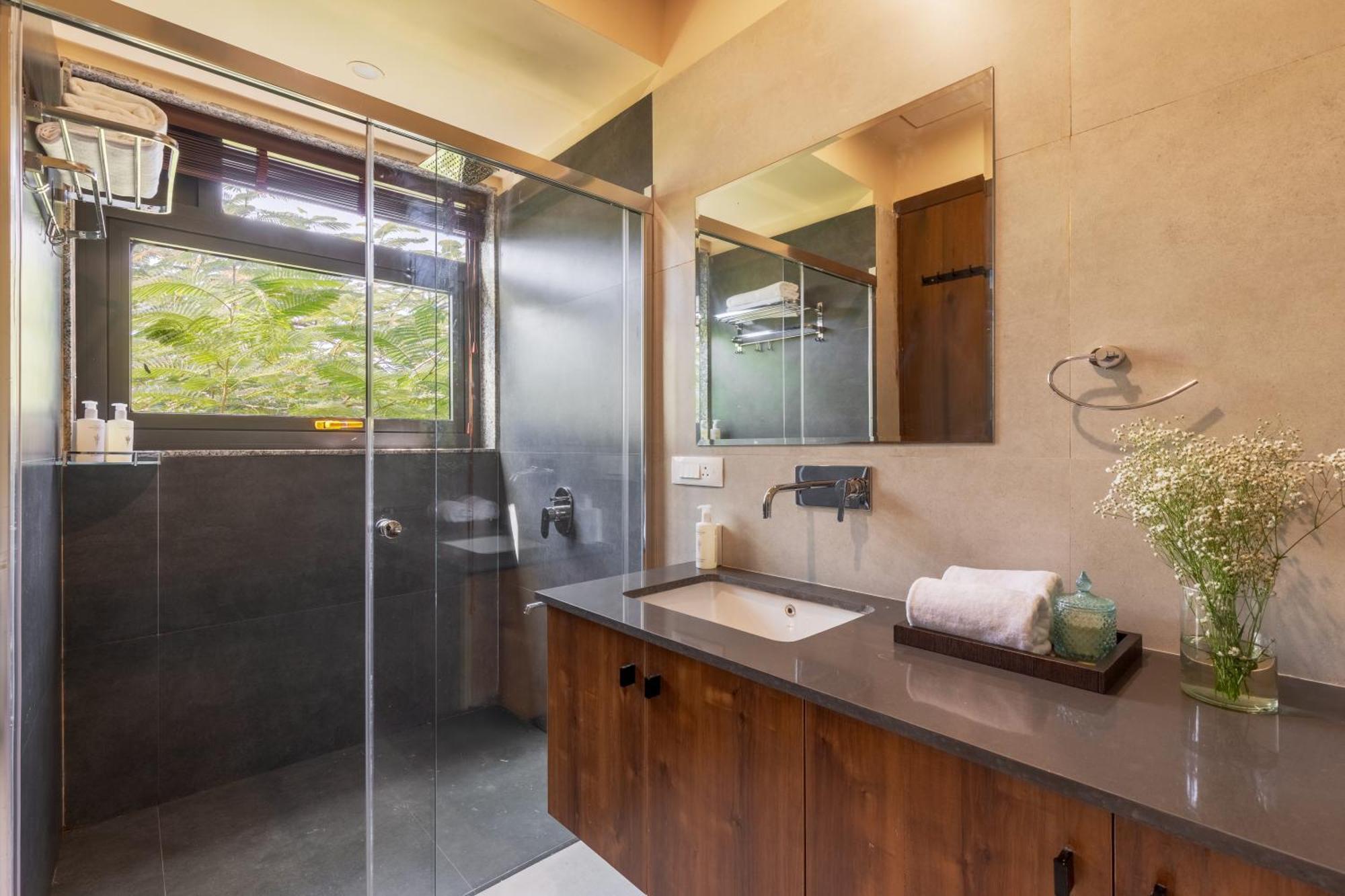 Saffronstays Camelot By The - 3 Bedroom With View, Games Area And Access *