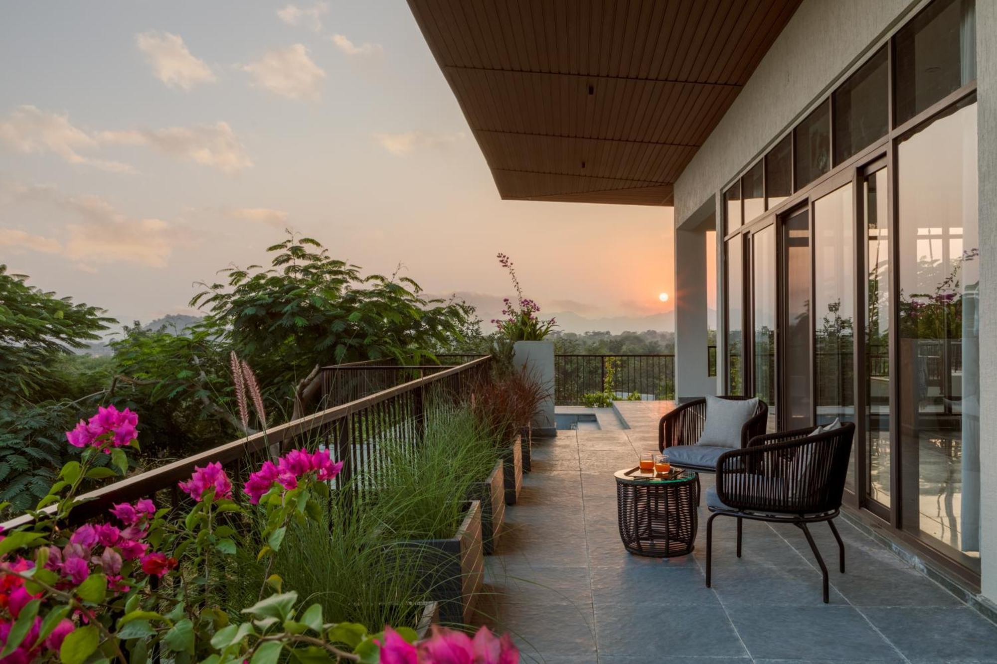 Saffronstays Camelot By The - 3 Bedroom With View, Games Area And Access