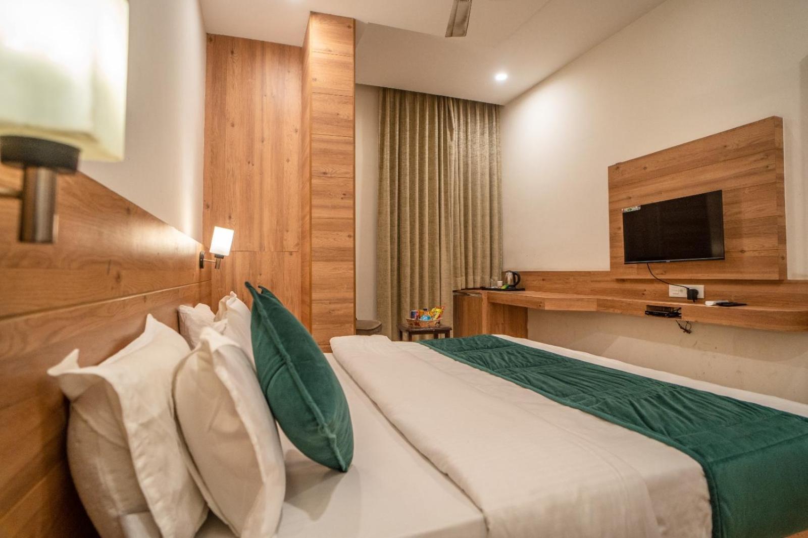 Amantran - Of Lakes Hotel 3*