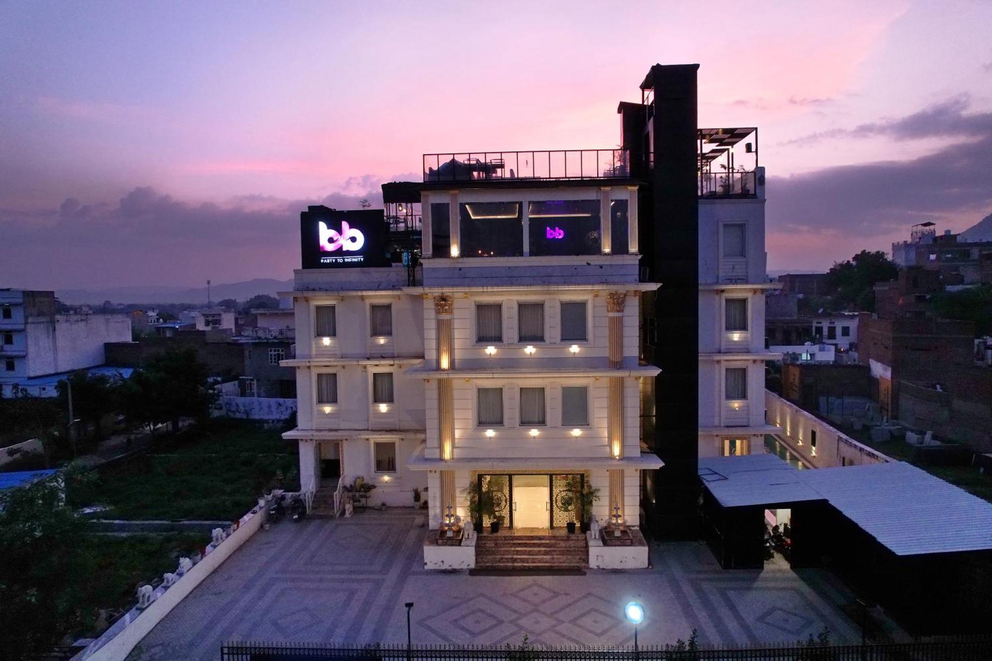 The Courtyard - Beyond Bar & Club Hotel 4*