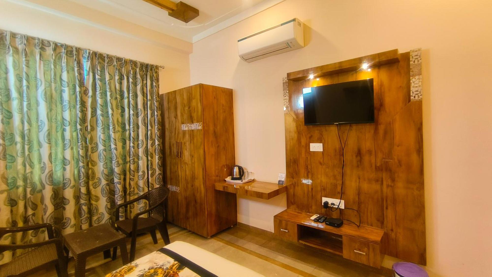 Hotel Jagat Near Fatehsagar 3*