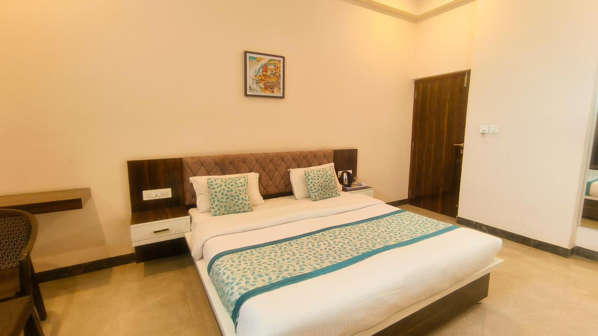 Jagat Near Fatehsagar Hotel