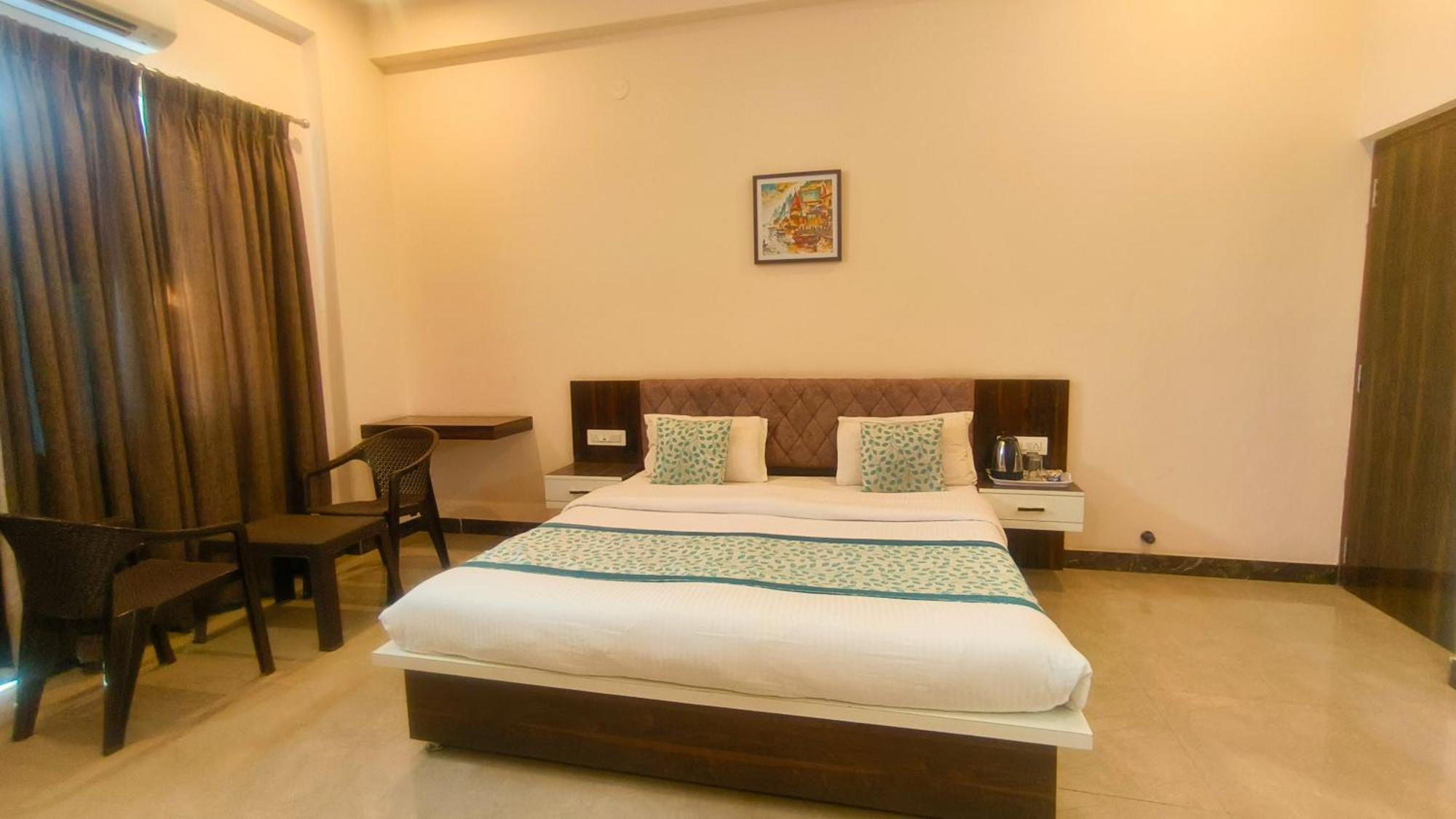 Hotel Jagat Near Fatehsagar