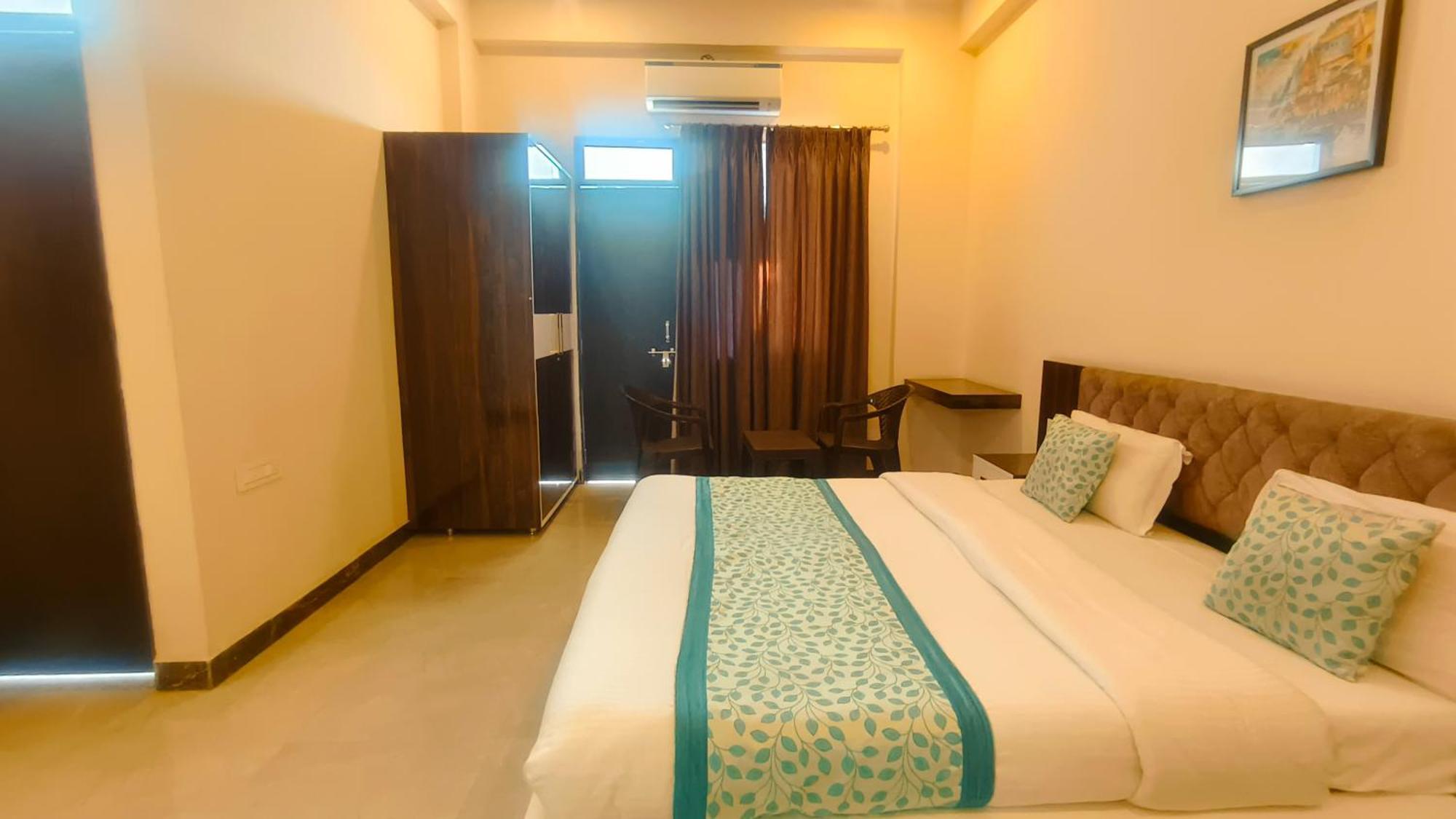 Jagat Near Fatehsagar Hotel 3*