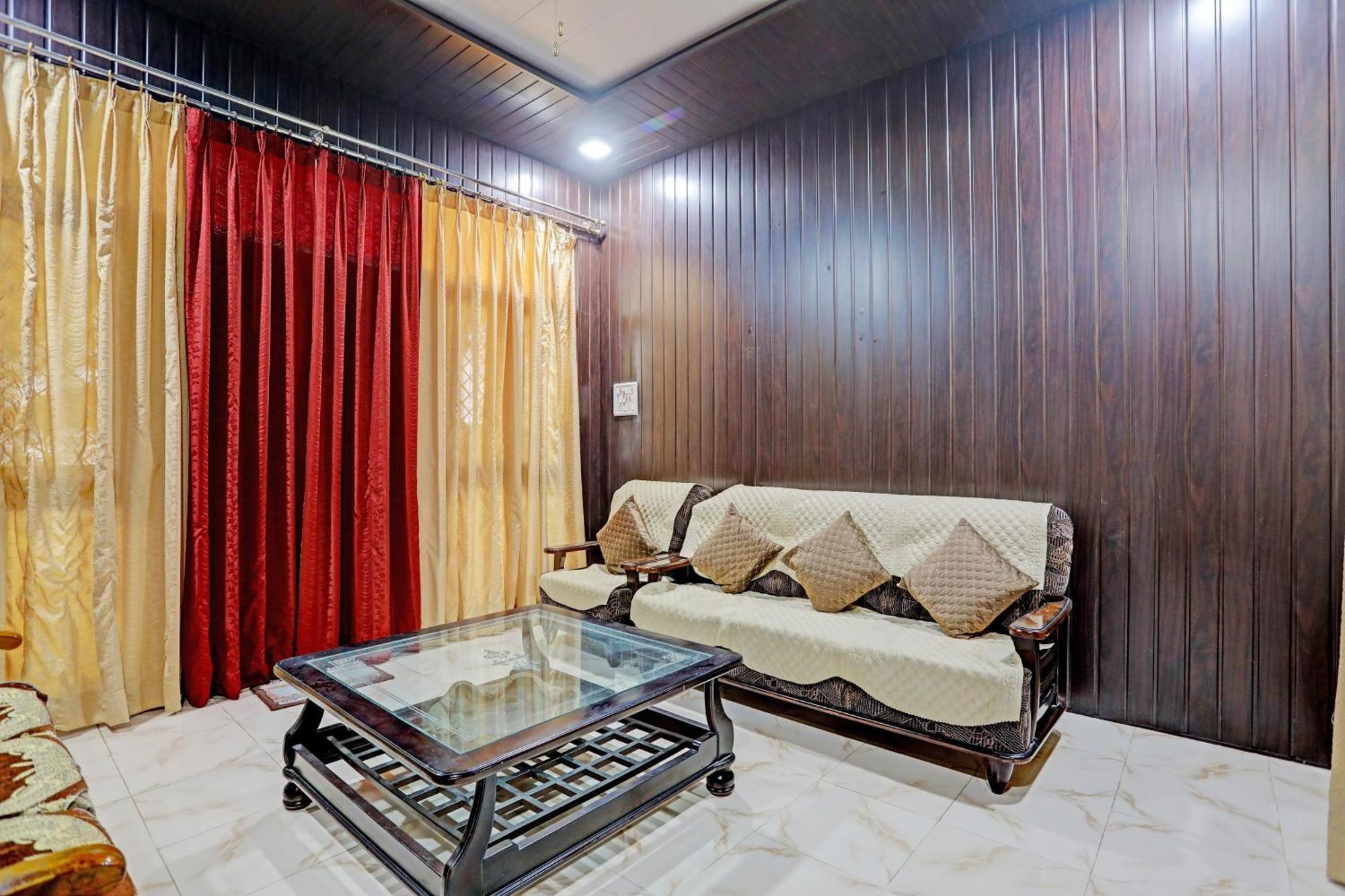 O The Gunjan Palace Guest house *