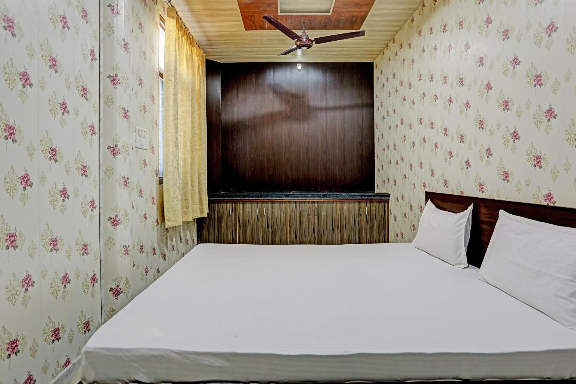 O The Gunjan Palace Guest house