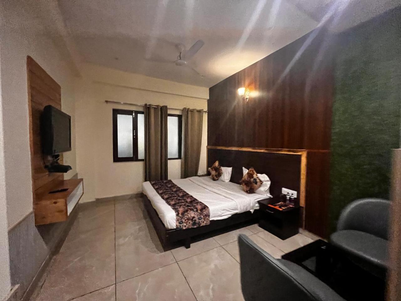Hotel Pinerock Resort Best Selling Property In Mussoorie ! Luxury Rooms ! Mountain View ! Open Terrace ! Cafe ! Parking ! Mussoorie