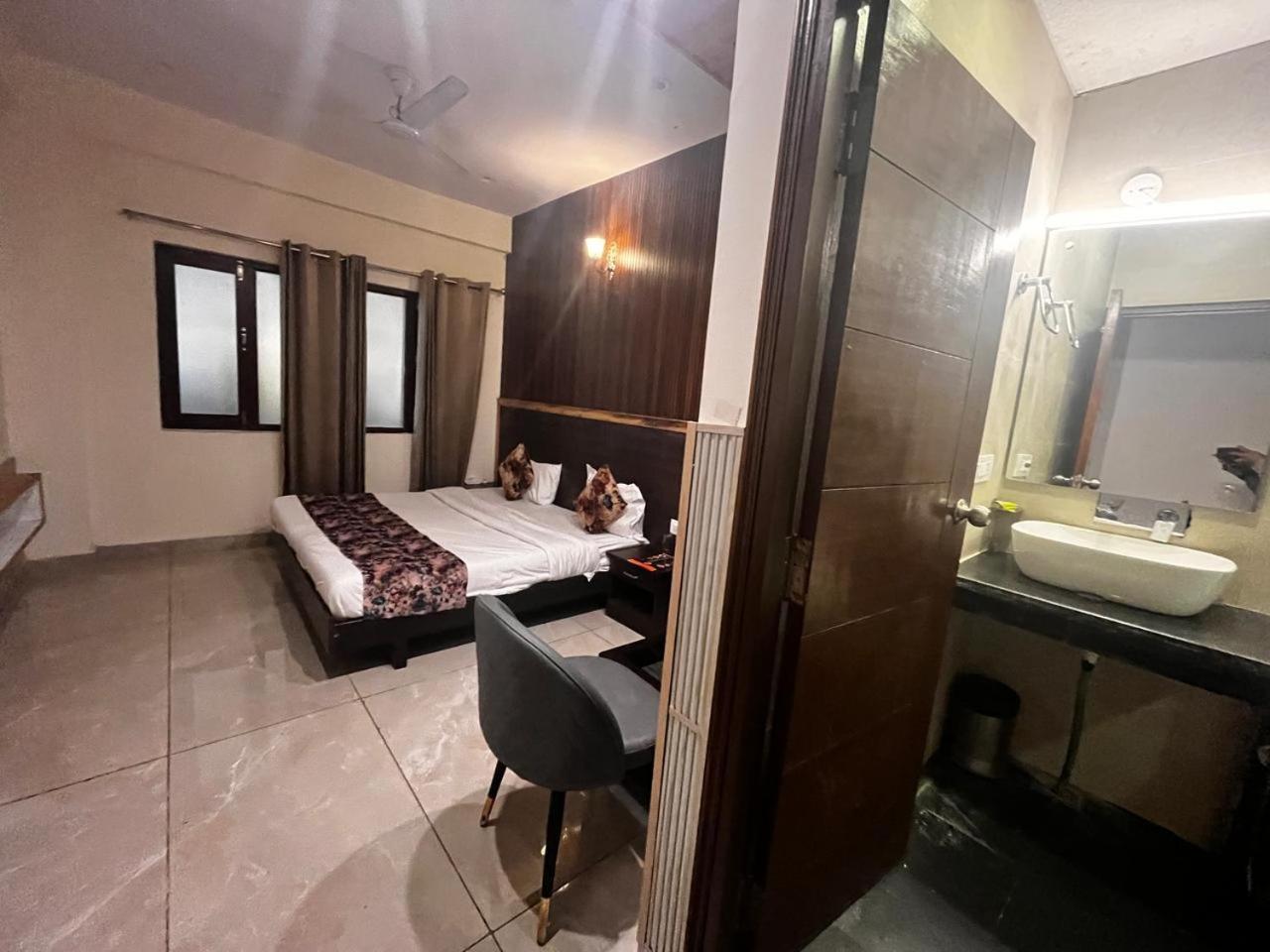 Pinerock Resort Best Selling Property In Mussoorie ! Luxury Rooms ! Mountain View ! Open Terrace ! Cafe ! Parking ! 4* Mussoorie