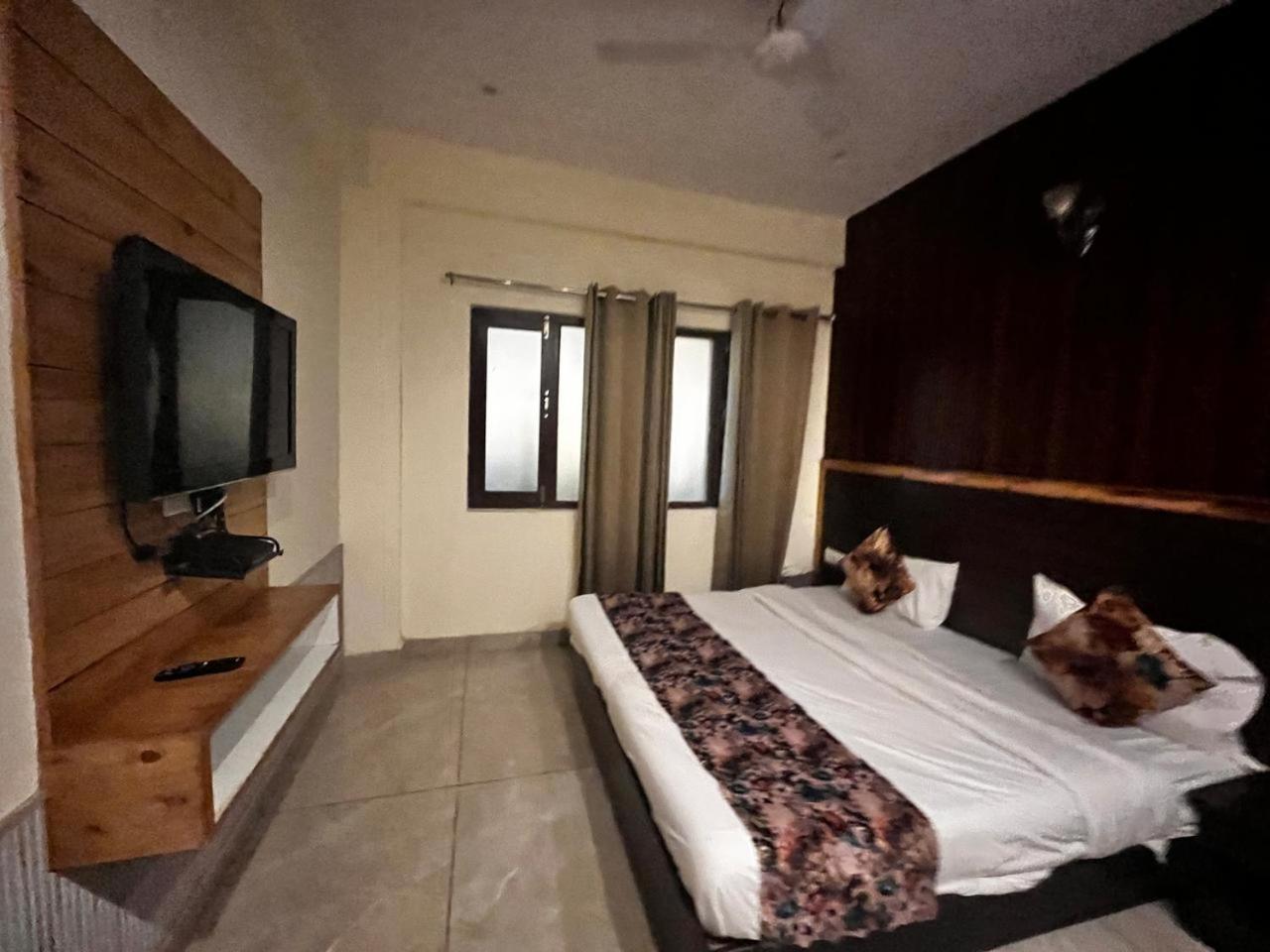 Hotel Pinerock Resort Best Selling Property In Mussoorie ! Luxury Rooms ! Mountain View ! Open Terrace ! Cafe ! Parking !