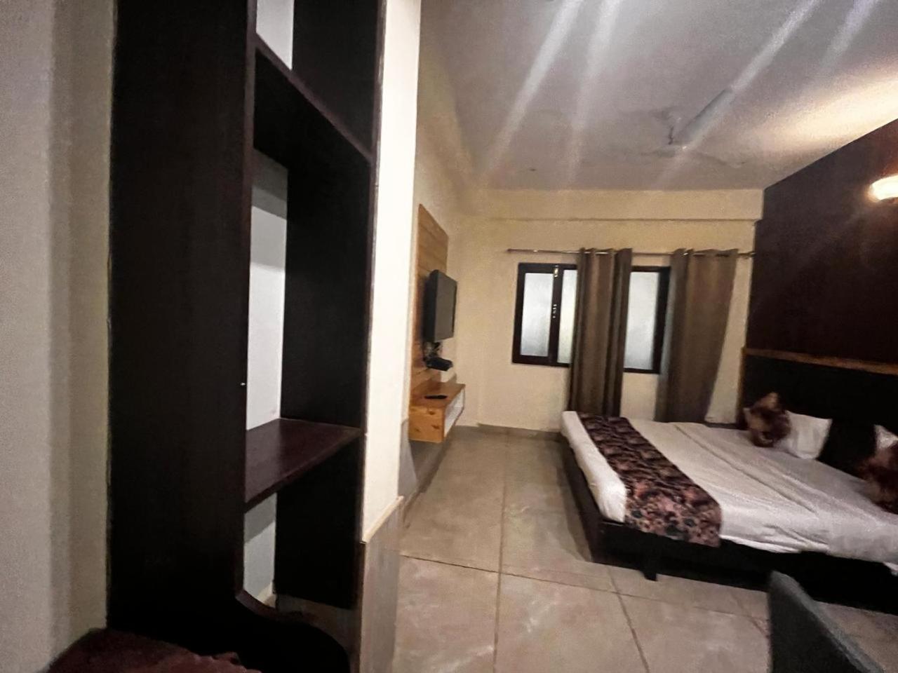 Hotel Pinerock Resort Best Selling Property In Mussoorie ! Luxury Rooms ! Mountain View ! Open Terrace ! Cafe ! Parking !