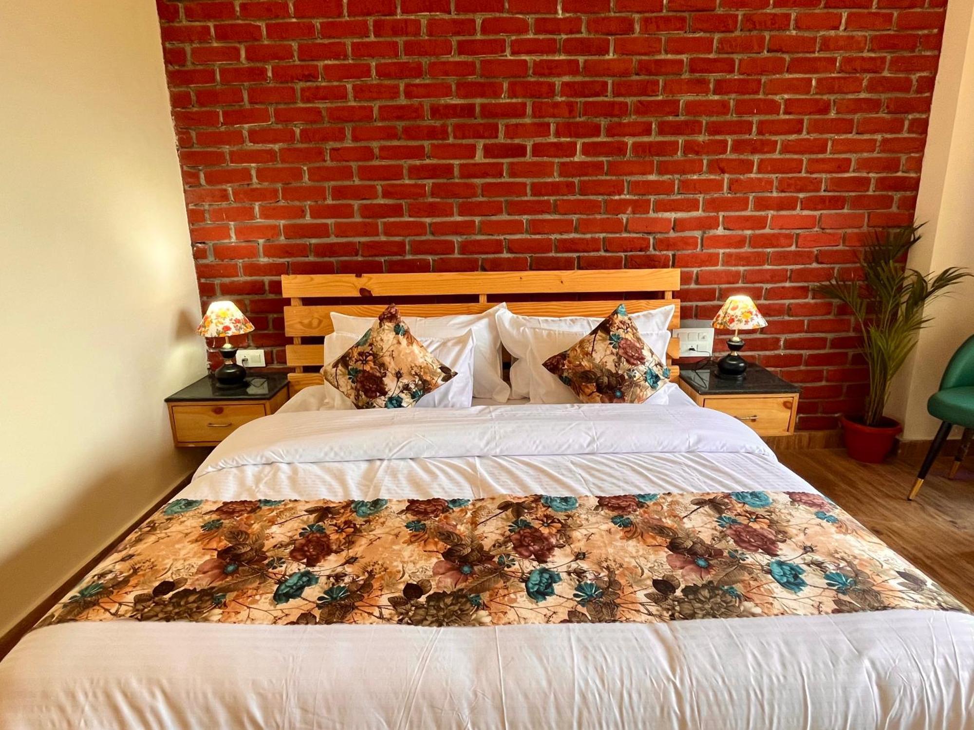 Pinerock Resort Best Selling Property In Mussoorie ! Luxury Rooms ! Mountain View ! Open Terrace ! Cafe ! Parking ! Hotel Mussoorie