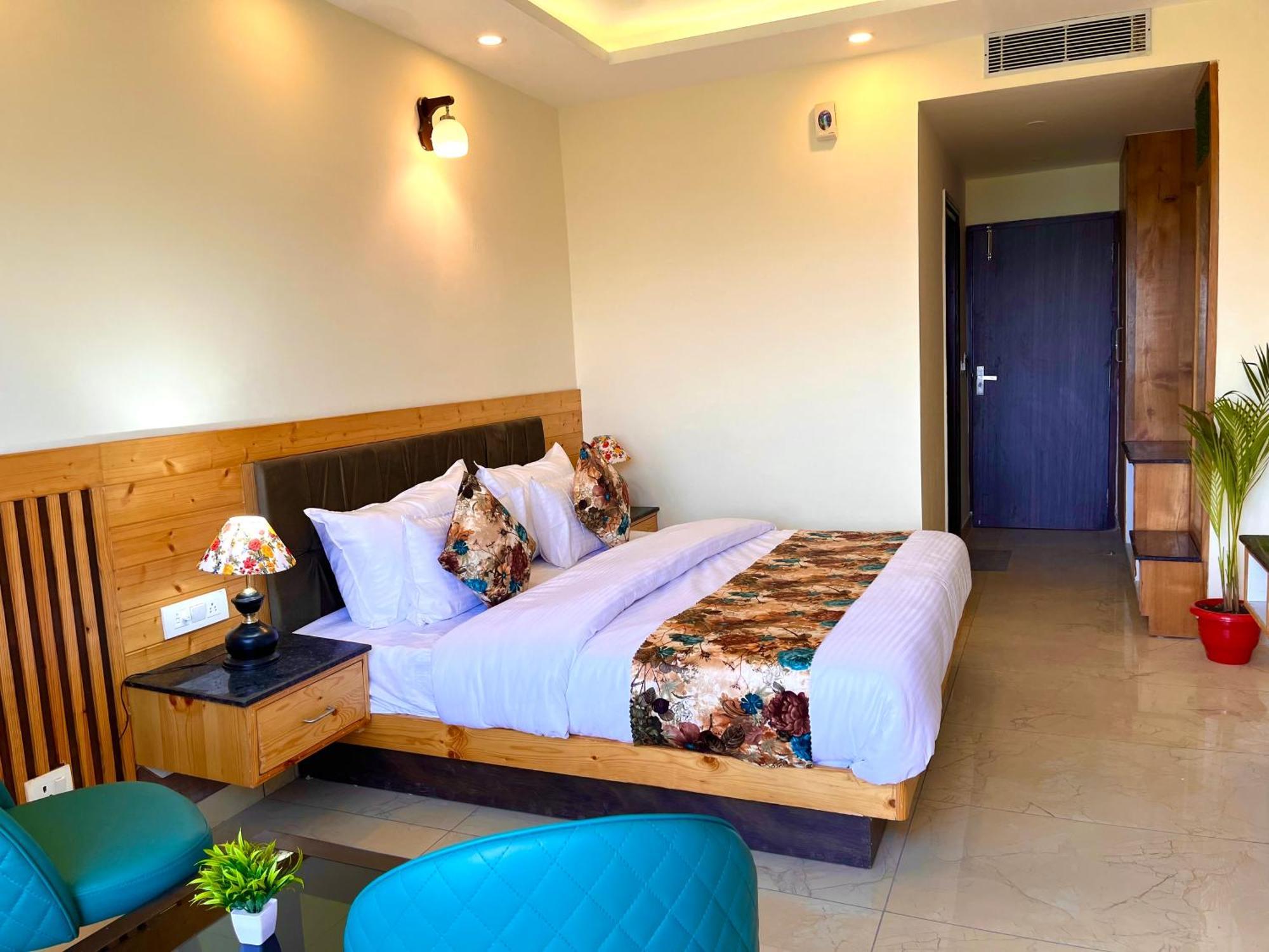 Hotel Pinerock Resort Best Selling Property In Mussoorie ! Luxury Rooms ! Mountain View ! Open Terrace ! Cafe ! Parking ! Mussoorie