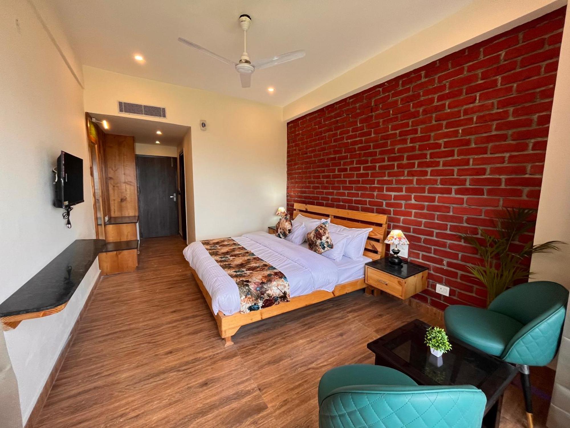 Pinerock Resort Best Selling Property In Mussoorie ! Luxury Rooms ! Mountain View ! Open Terrace ! Cafe ! Parking !