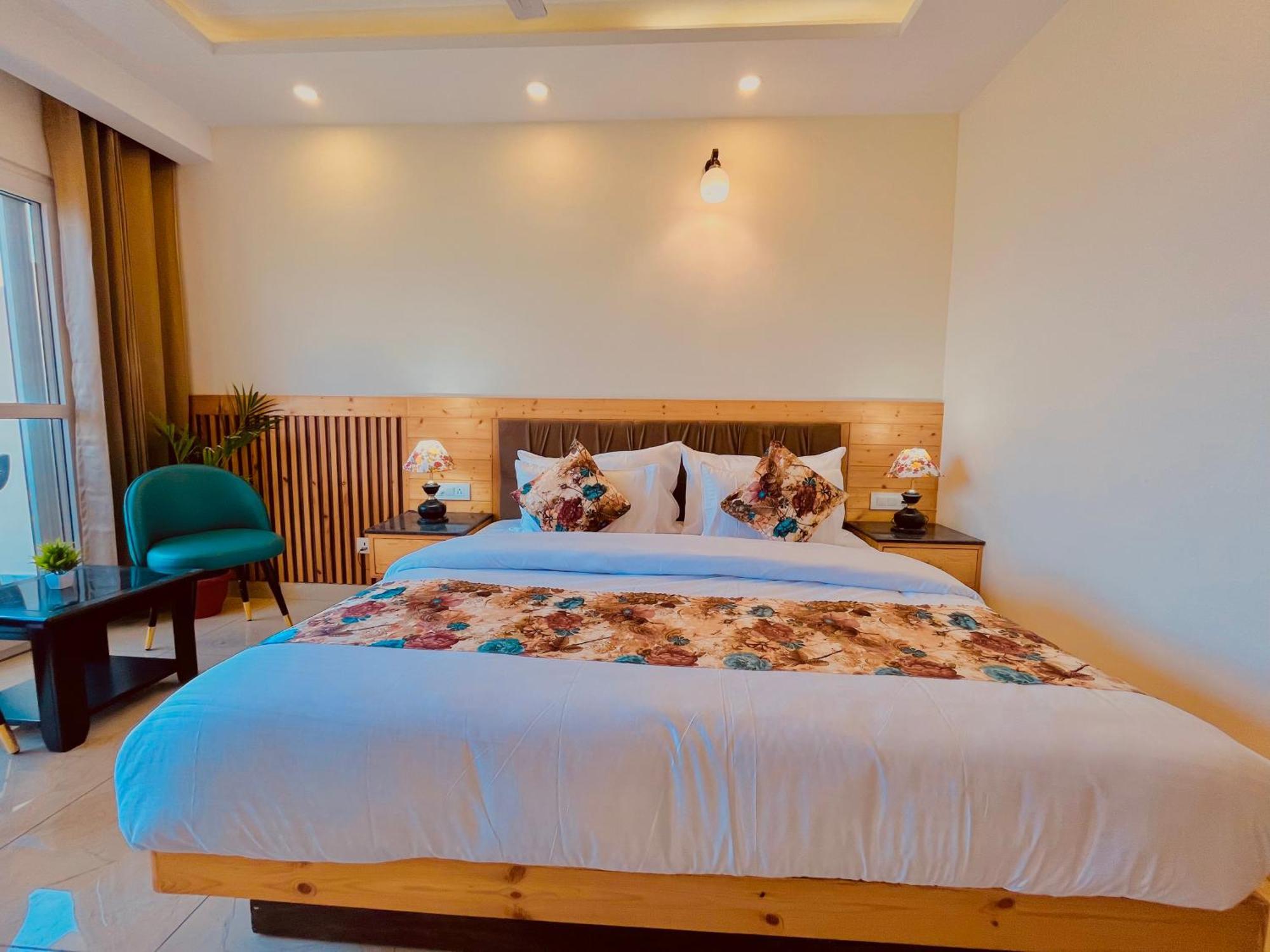 Hotel Pinerock Resort Best Selling Property In Mussoorie ! Luxury Rooms ! Mountain View ! Open Terrace ! Cafe ! Parking ! Mussoorie
