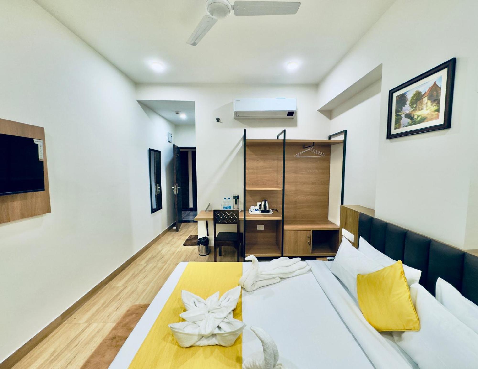 Hotel The Glance By Naina Staycation - Rooftop Swimming Pool ! Prime Location ! Awarded ! Big Parking ! *