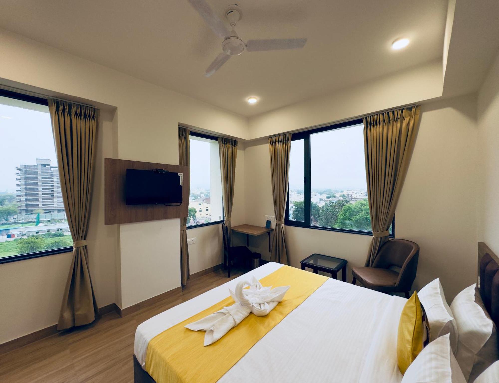The Glance By Naina Staycation - Rooftop Swimming Pool ! Prime Location ! Awarded ! Big Parking ! Hotel