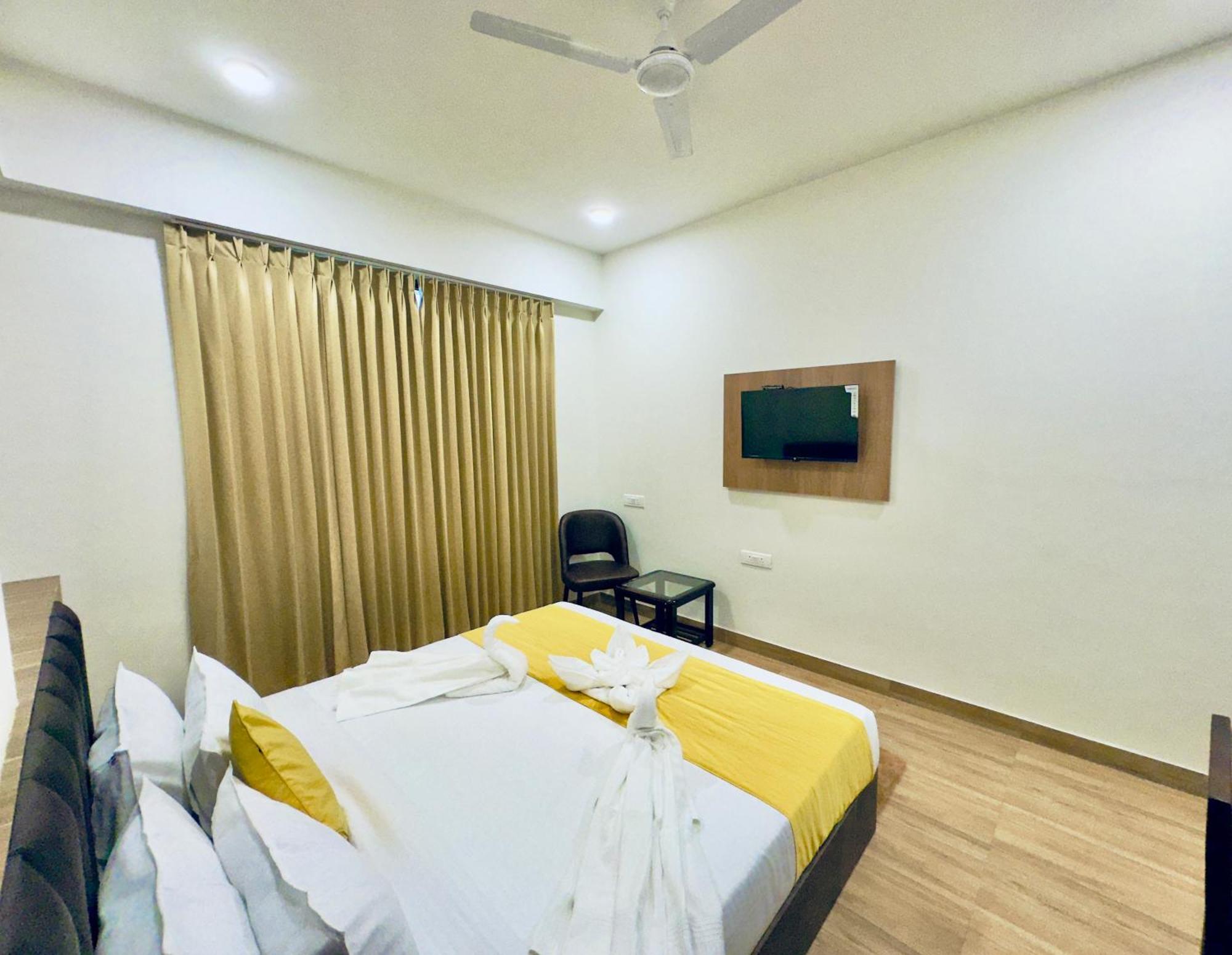 Hotel The Glance By Naina Staycation - Rooftop Swimming Pool ! Prime Location ! Awarded ! Big Parking ! *