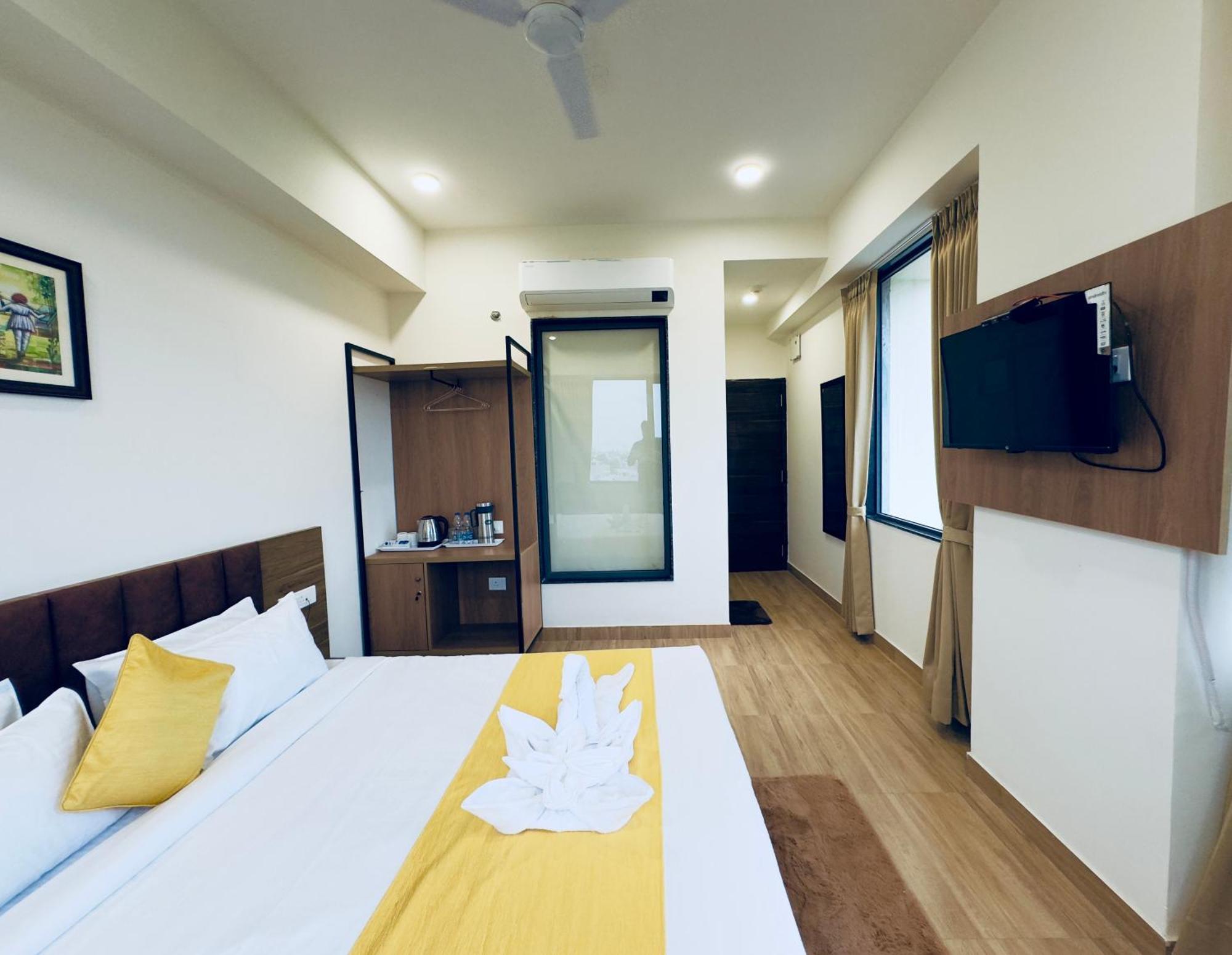 The Glance By Naina Staycation - Rooftop Swimming Pool ! Prime Location ! Awarded ! Big Parking ! Hotel