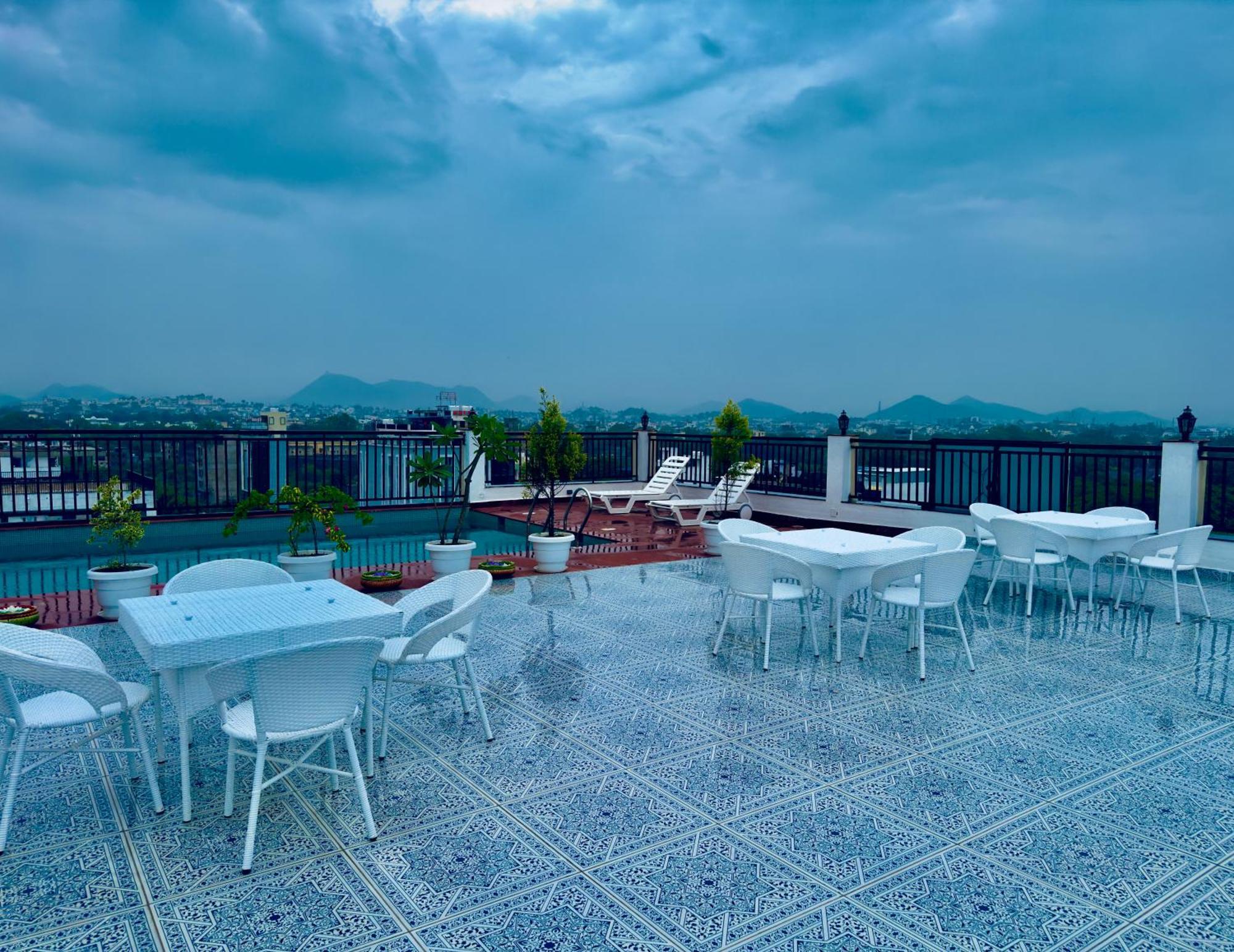 Hotel The Glance By Naina Staycation - Rooftop Swimming Pool ! Prime Location ! Awarded ! Big Parking !