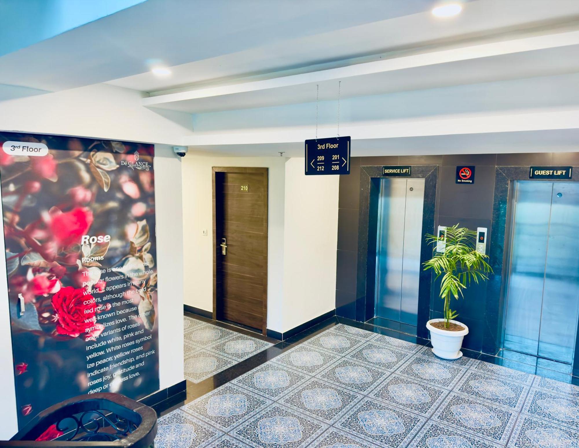 The Glance By Naina Staycation - Rooftop Swimming Pool ! Prime Location ! Awarded ! Big Parking ! Hotel