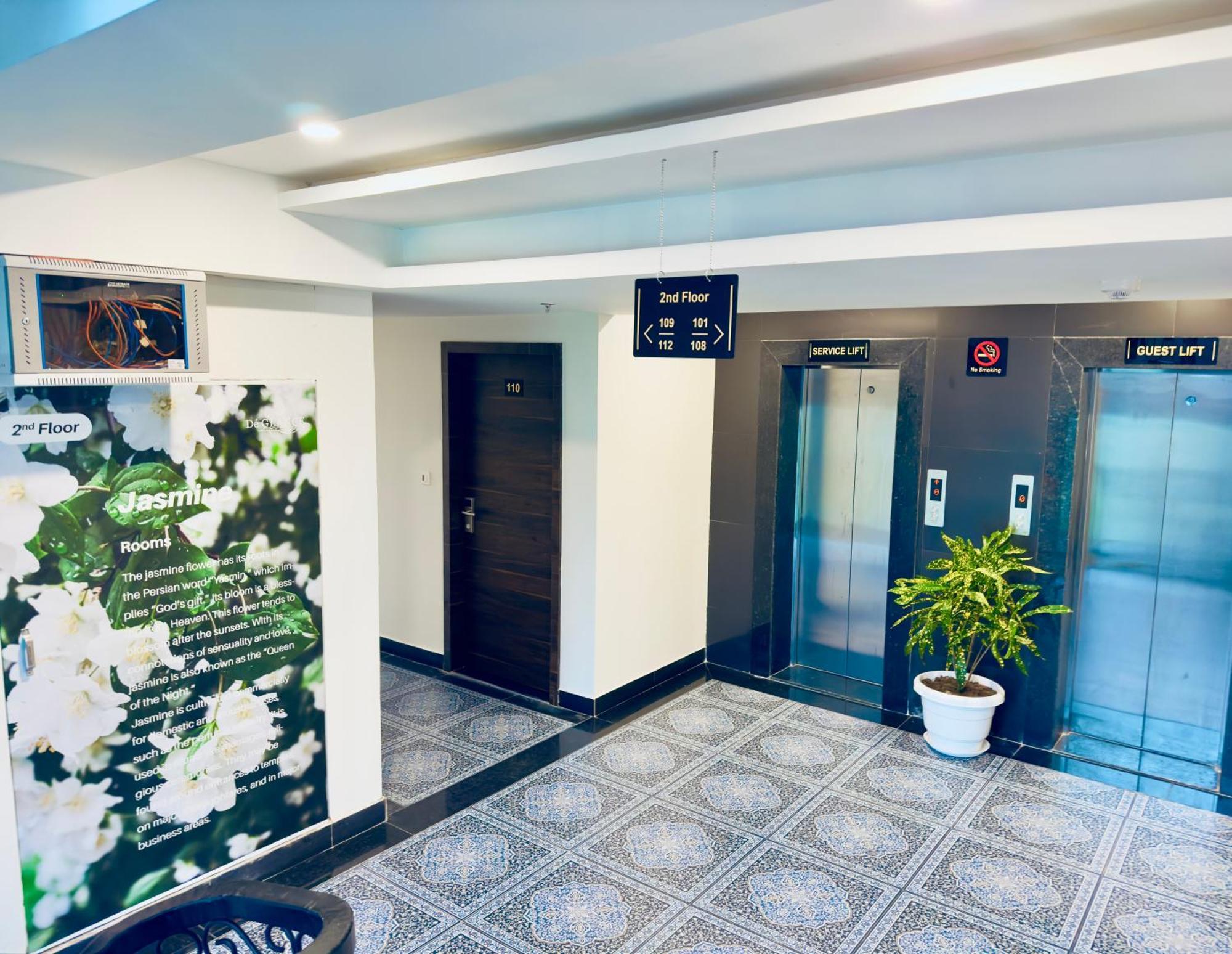 Hotel The Glance By Naina Staycation - Rooftop Swimming Pool ! Prime Location ! Awarded ! Big Parking !