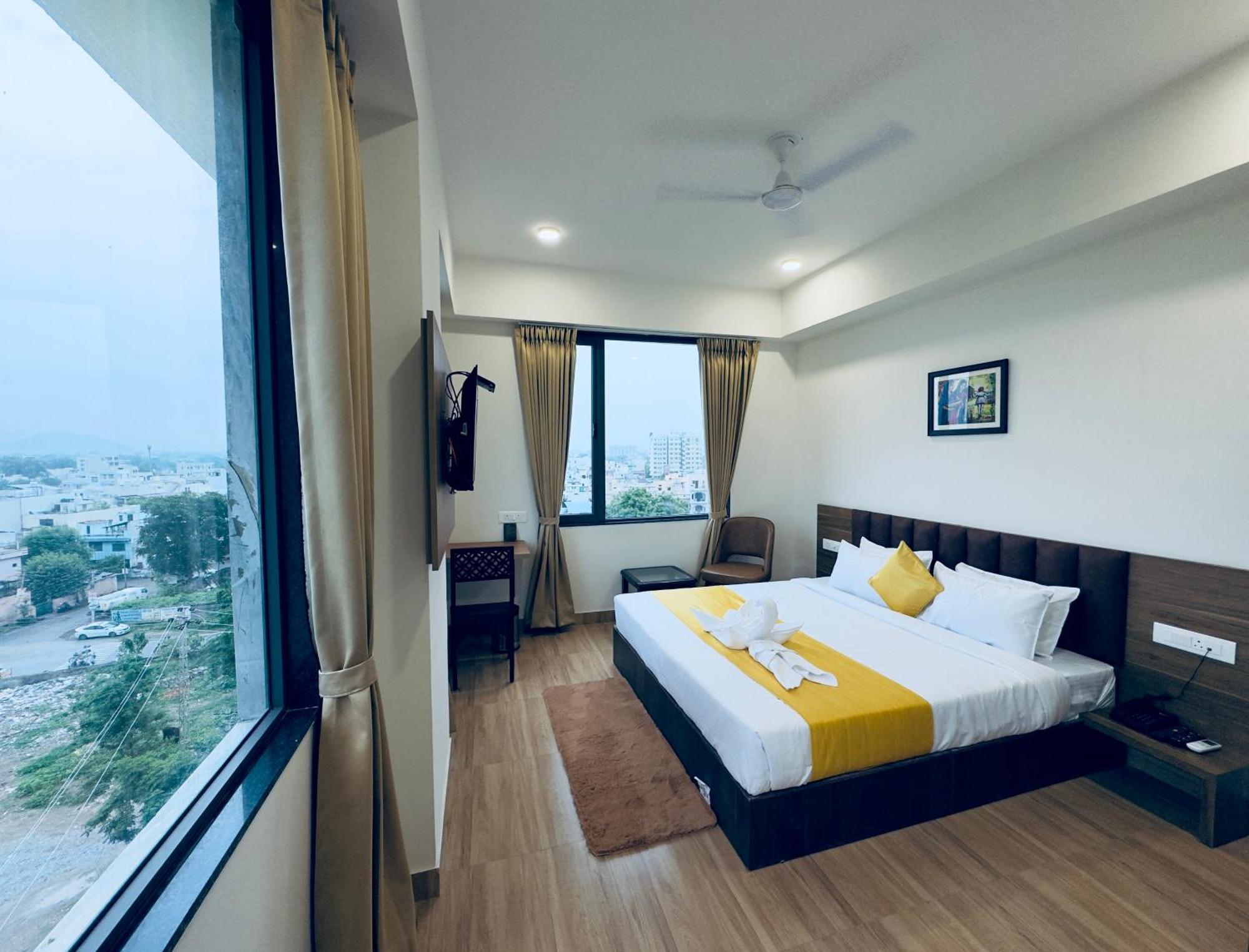 The Glance By Naina Staycation - Rooftop Swimming Pool ! Prime Location ! Awarded ! Big Parking ! * Udaipur