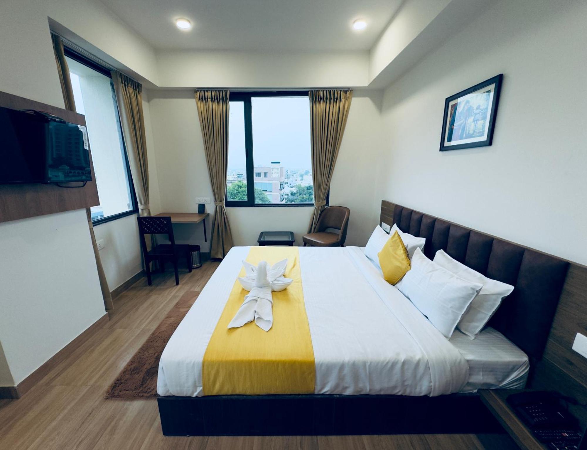 The Glance By Naina Staycation - Rooftop Swimming Pool ! Prime Location ! Awarded ! Big Parking ! Hotel *