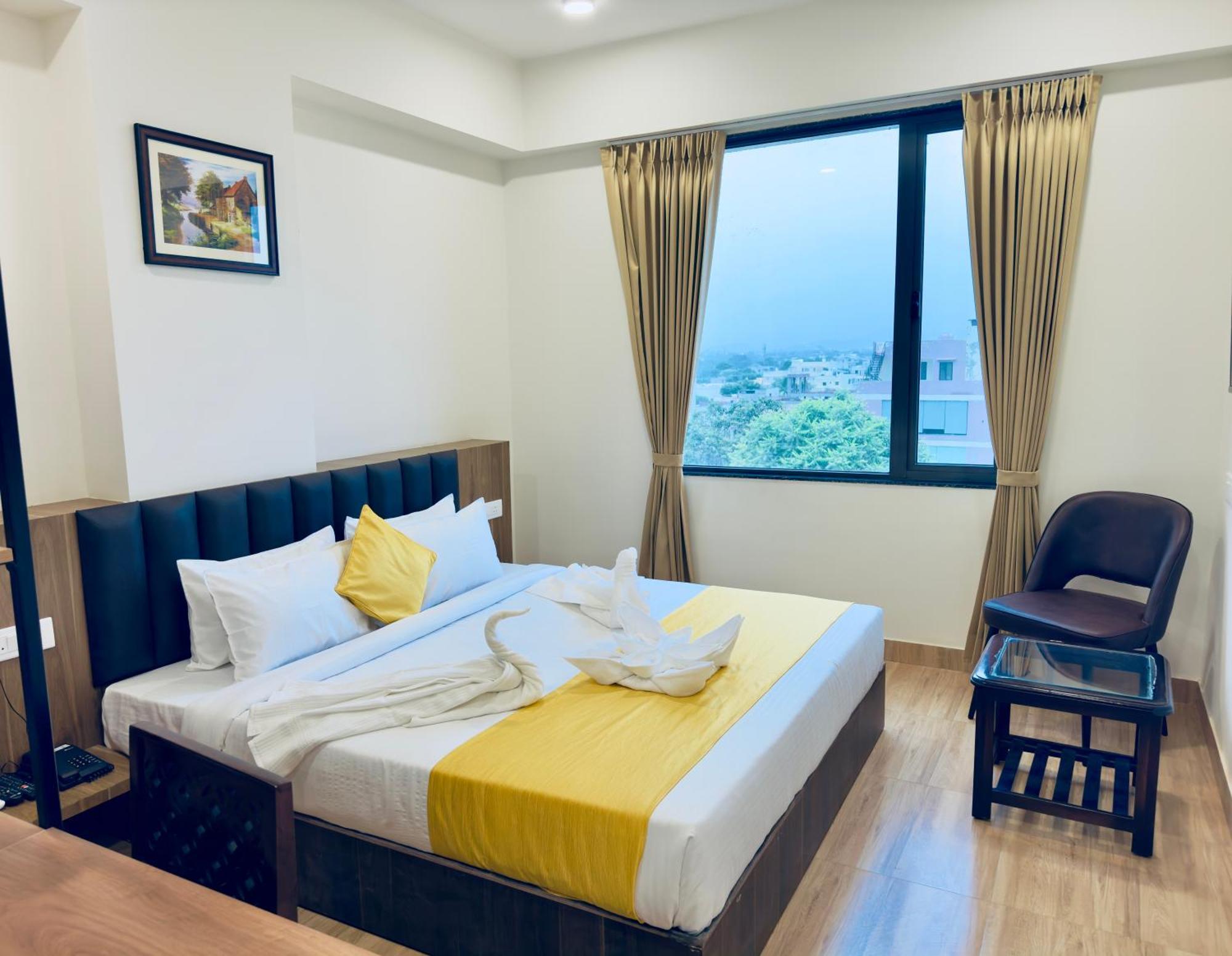 The Glance By Naina Staycation - Rooftop Swimming Pool ! Prime Location ! Awarded ! Big Parking ! Udaipur