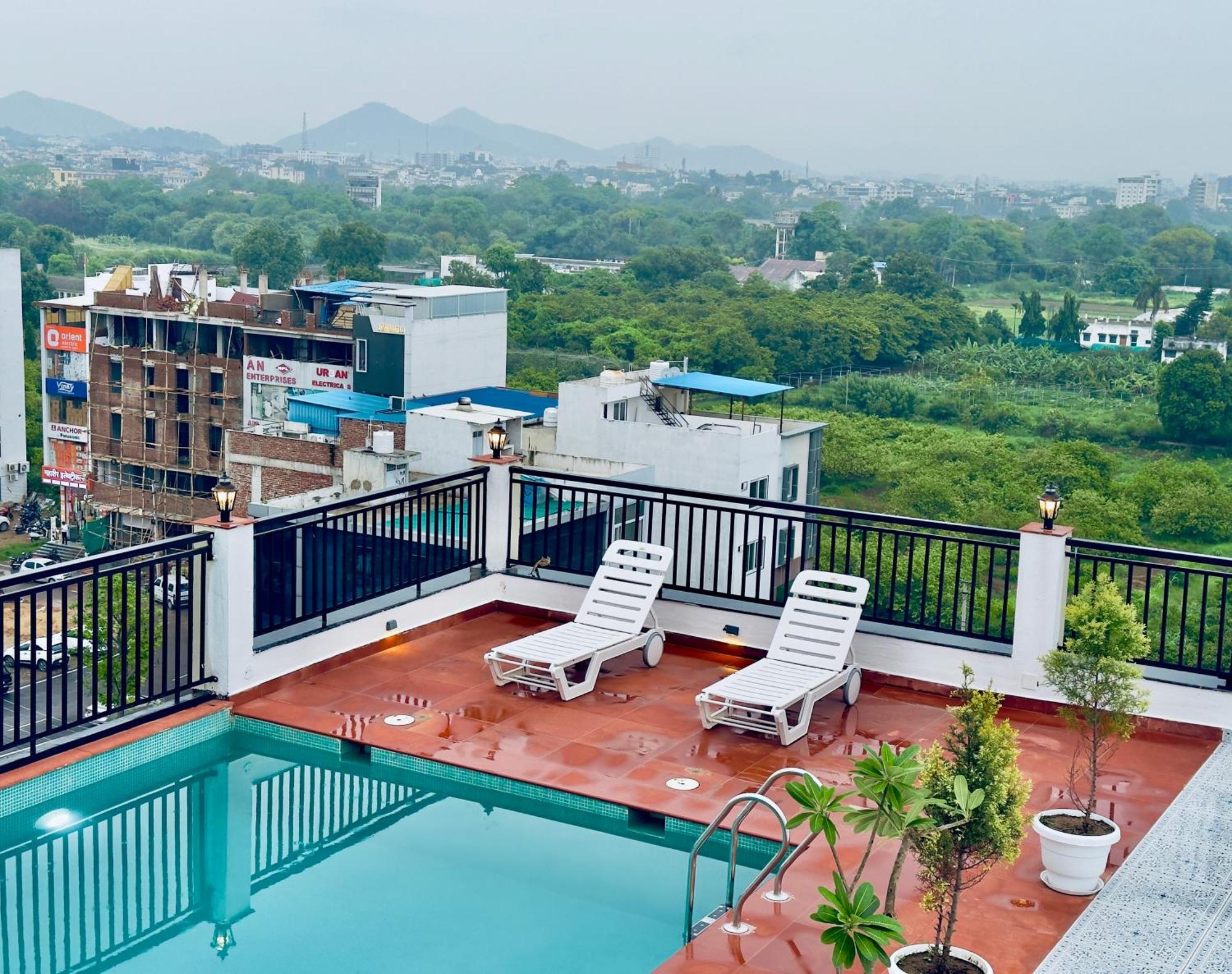 The Glance By Naina Staycation - Rooftop Swimming Pool ! Prime Location ! Awarded ! Big Parking ! Hotel