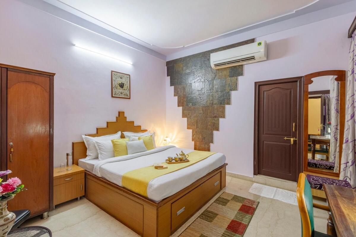 Villa Abhimanyu Mansion Emerald 1-room Retreat With Common Outdoor Dining Area & Garden