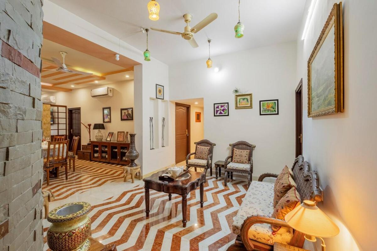 Villa Abhimanyu Mansion Emerald 1-room Retreat With Common Outdoor Dining Area & Garden