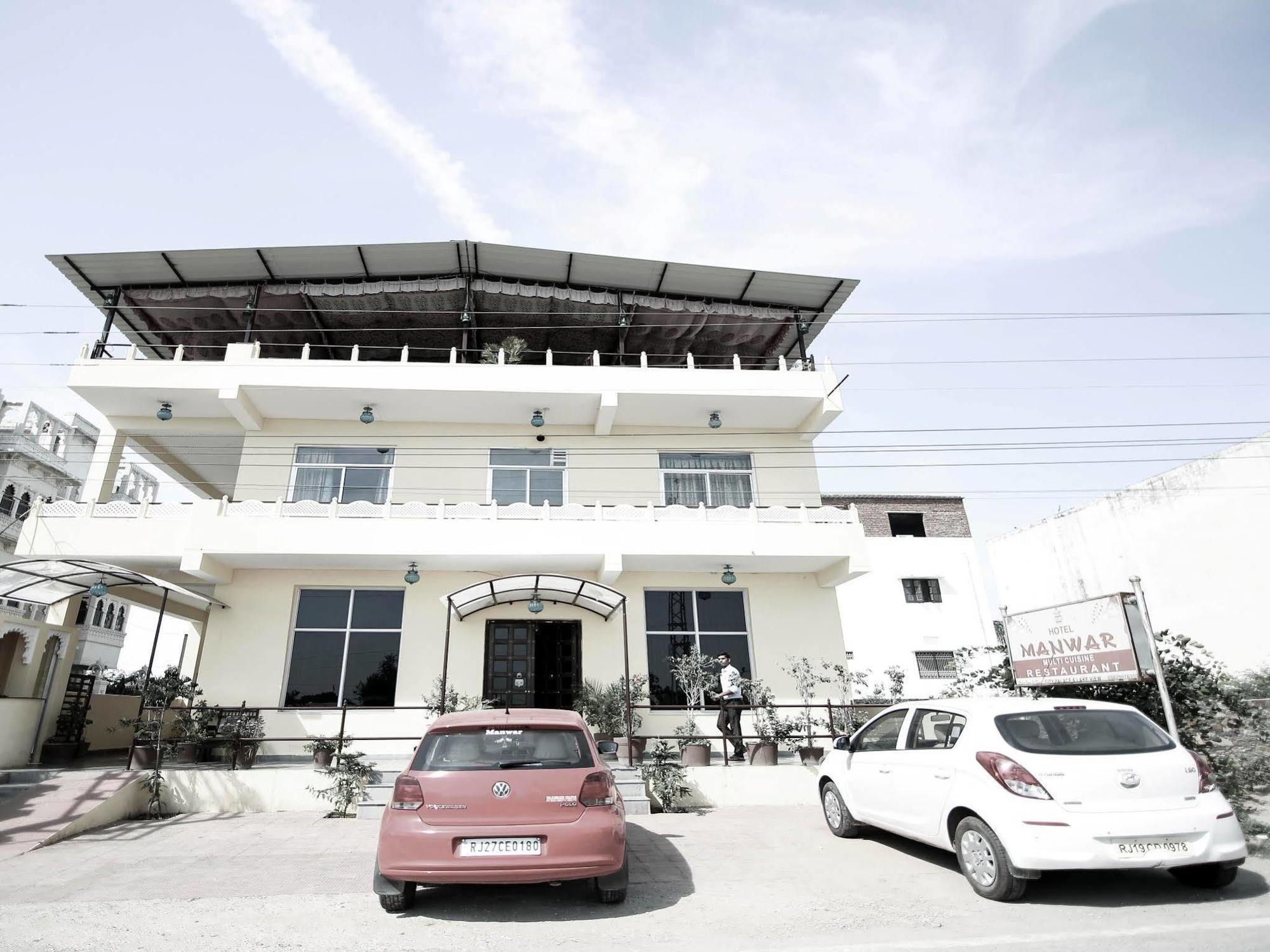Oyo 14119 Manwar Hotel 3*