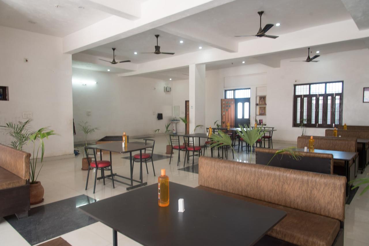 Oyo 11743 Shree Krishna Hotel 3*