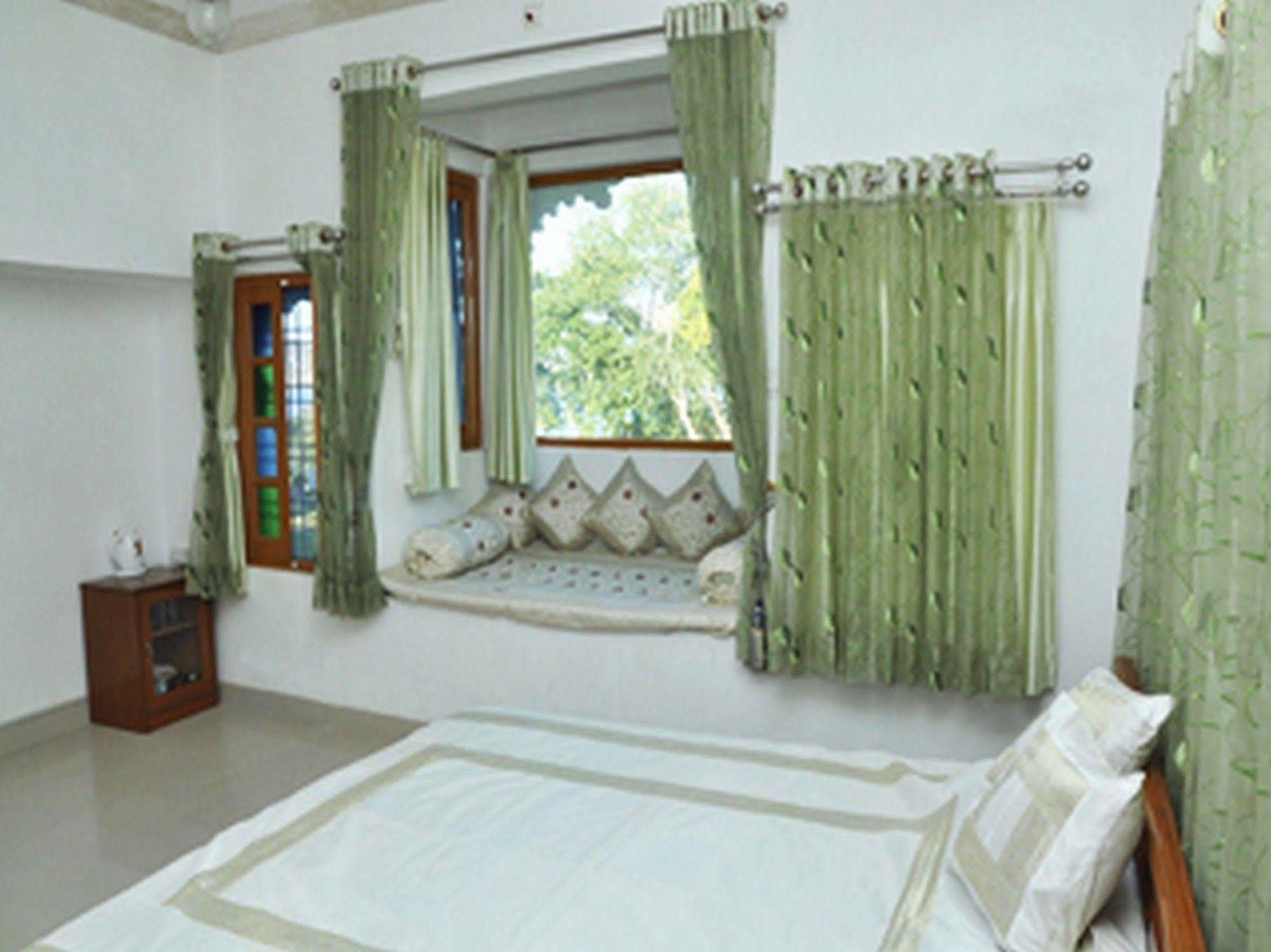 Hotel Devendragarh - A Boutique Facing On Fateh Sagar Udaipur