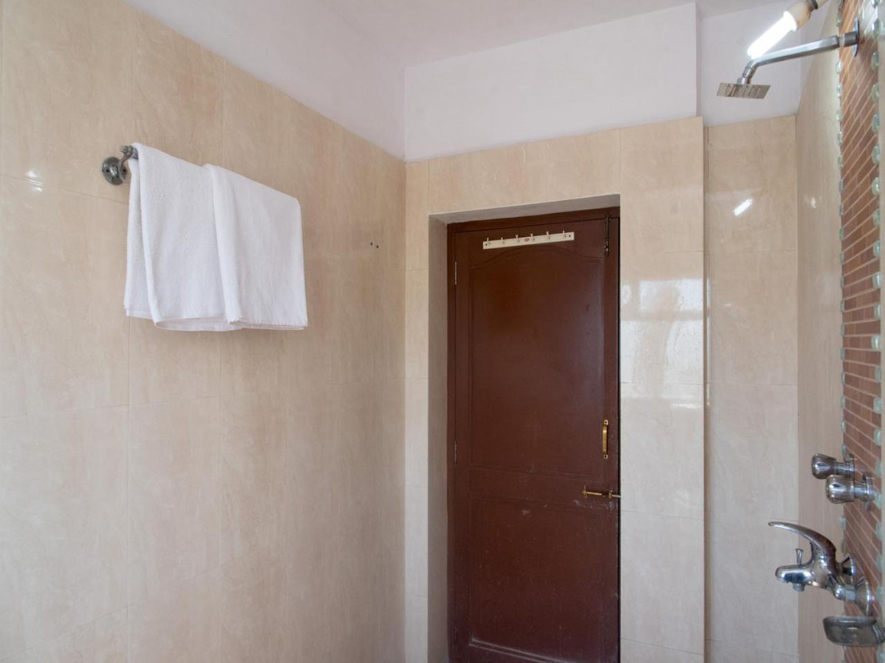 Oyo 12250 Kesar Near Trident Udaivilas *