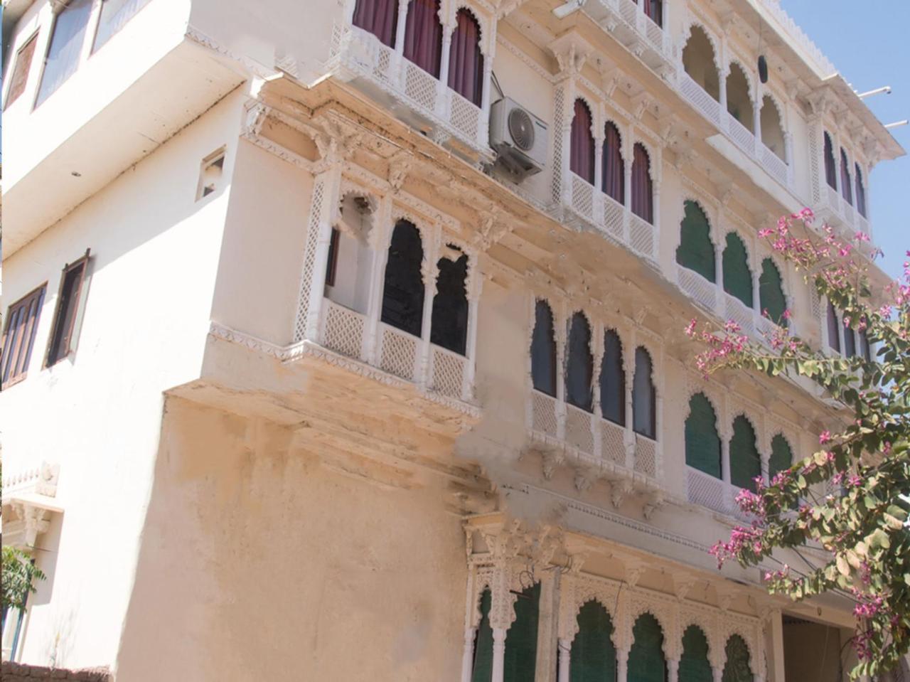 Oyo 12250 Kesar Near Trident Udaivilas