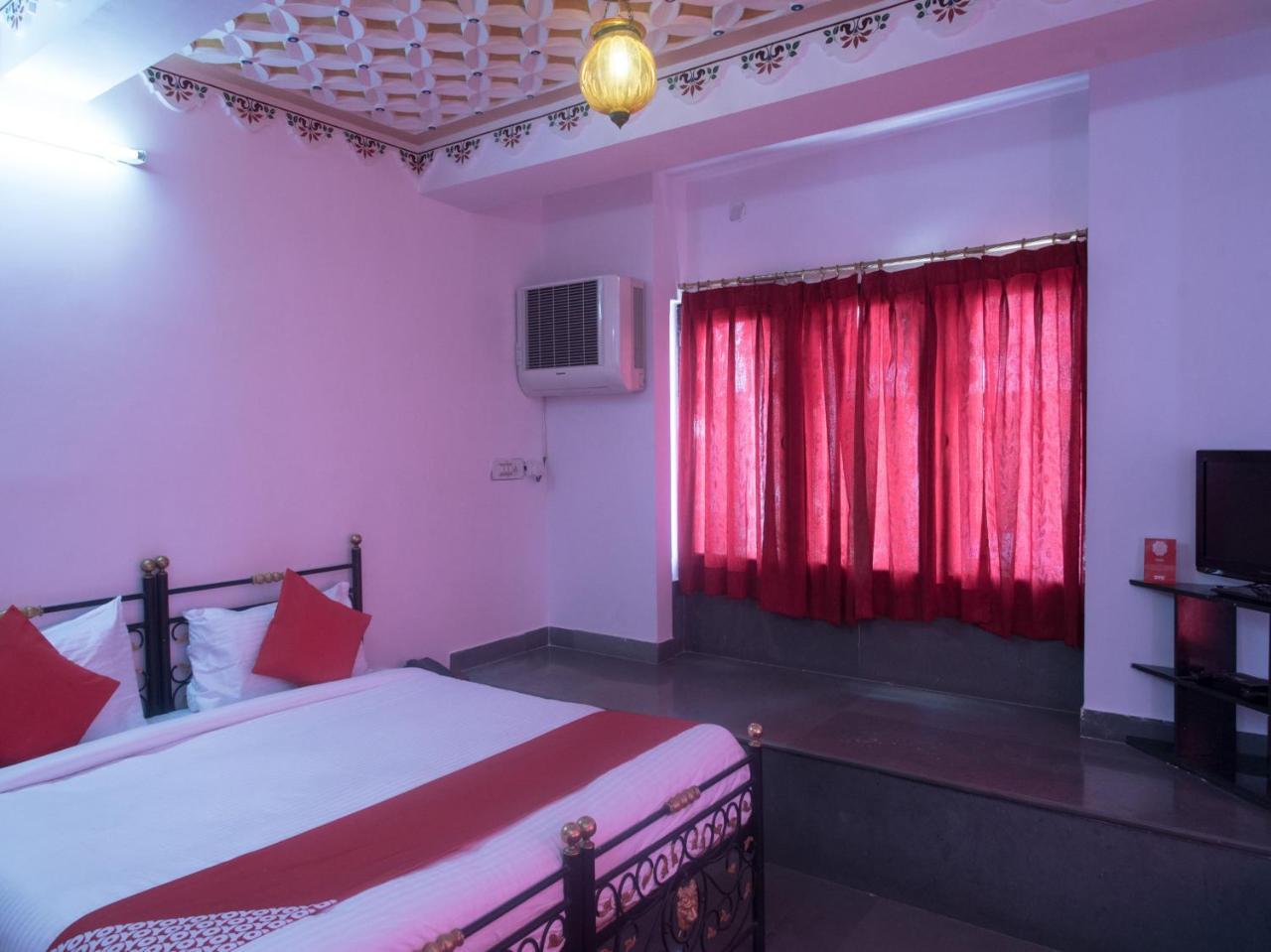 Oyo 12250 Kesar Near Trident Udaivilas Udaipur