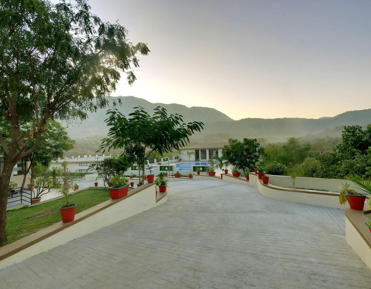 Hotel Le Madhulika 5*