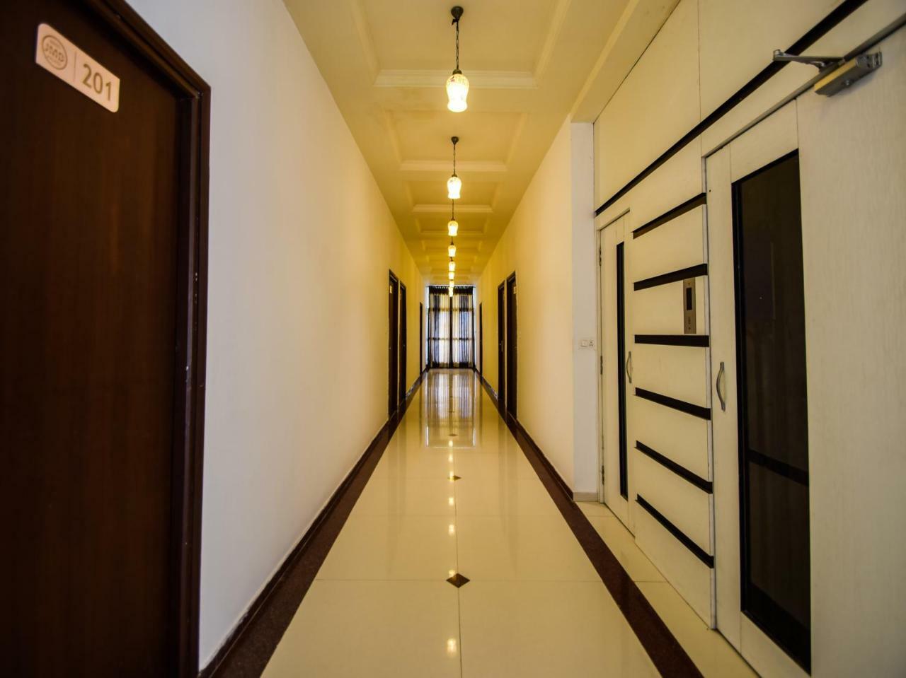 Oyo 28253 Jmd Palace 3*