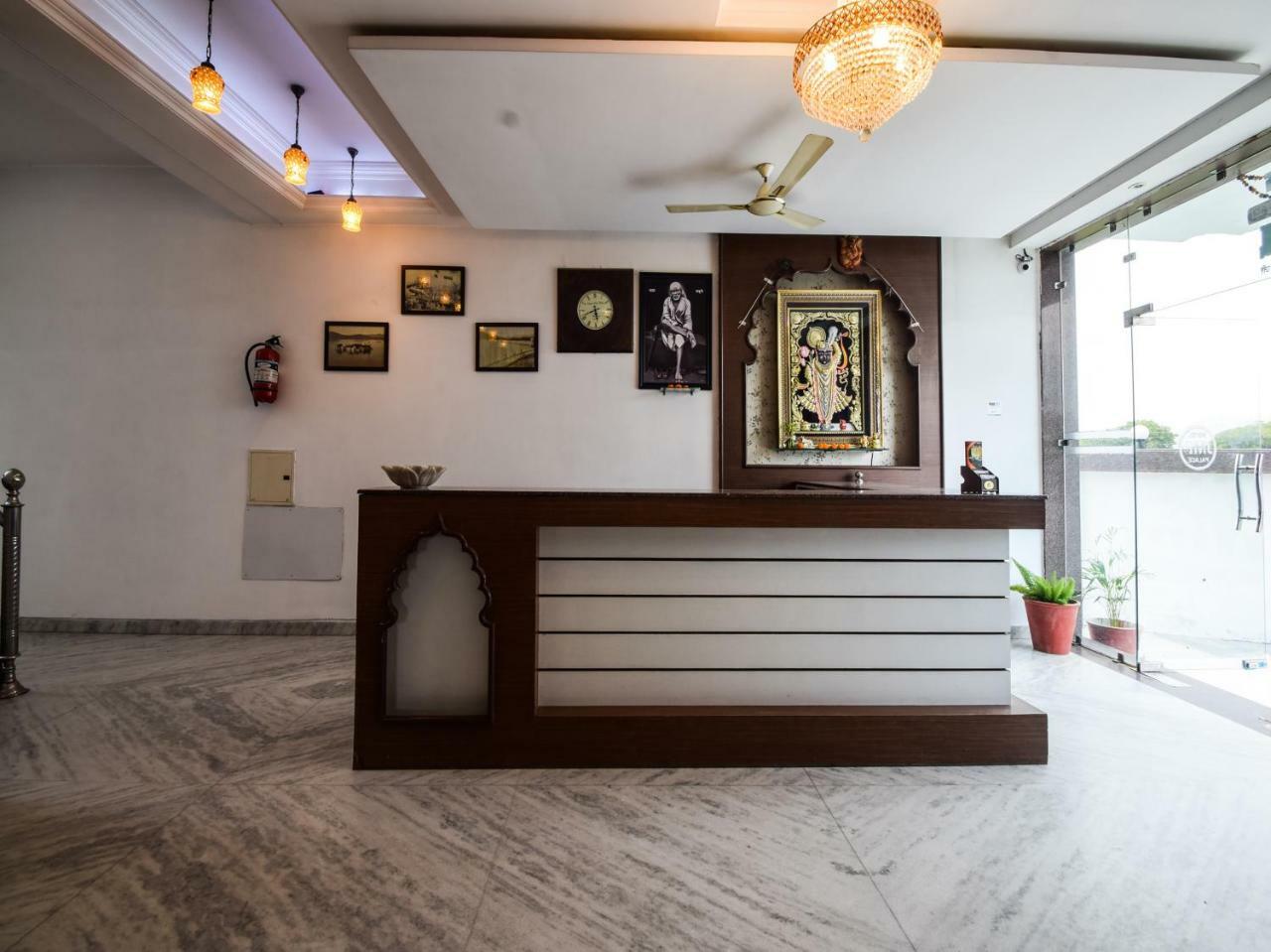Oyo 28253 Jmd Palace Hotel 3*