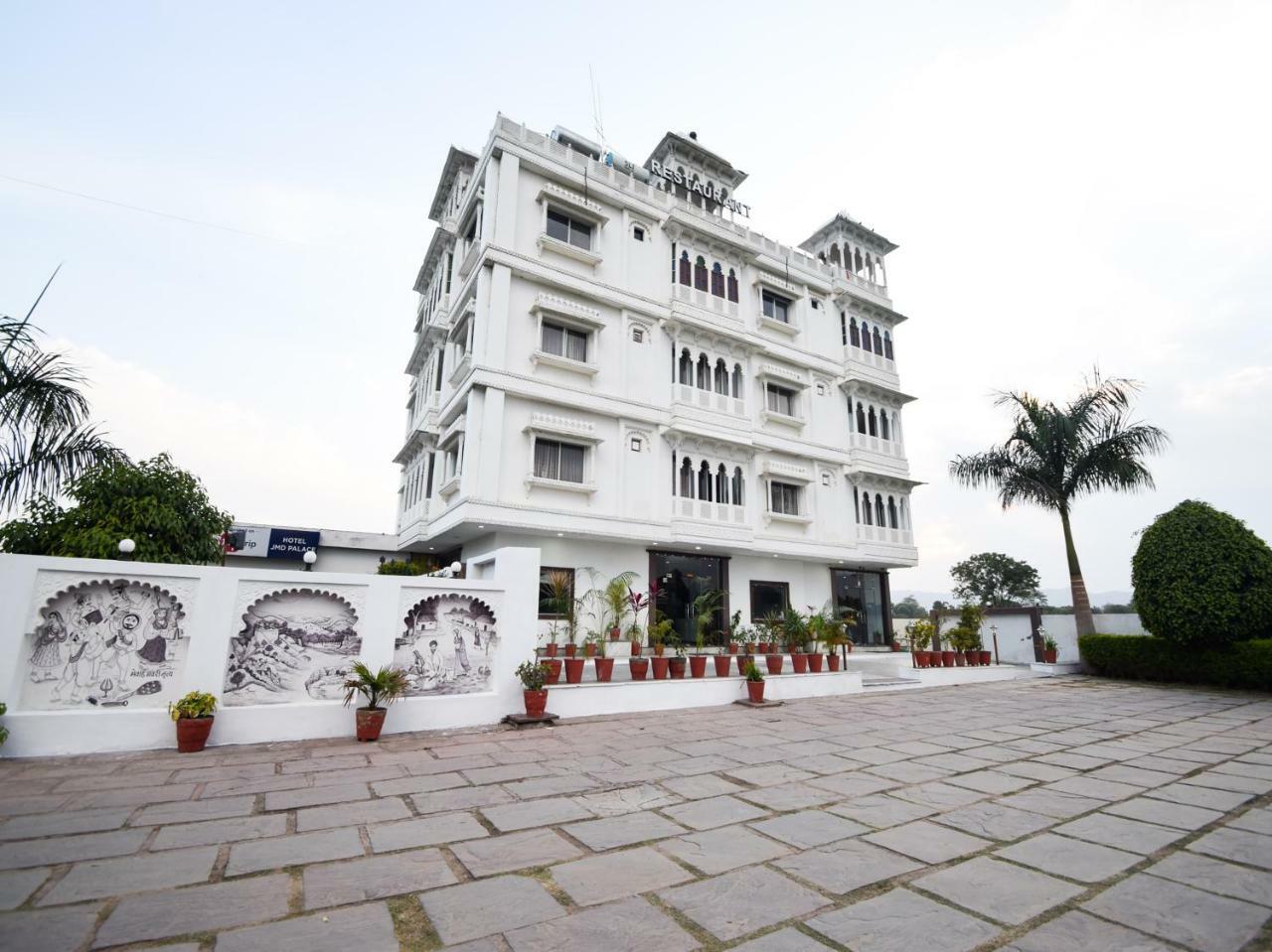 Oyo 28253 Jmd Palace Hotel
