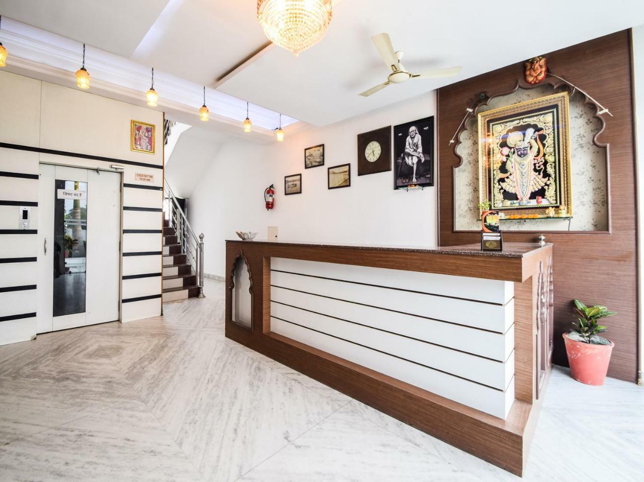 Oyo 28253 Jmd Palace Udaipur