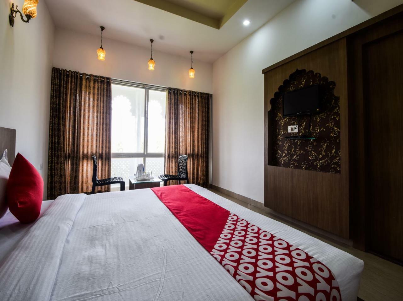 Hotel Oyo 28253 Jmd Palace 3*