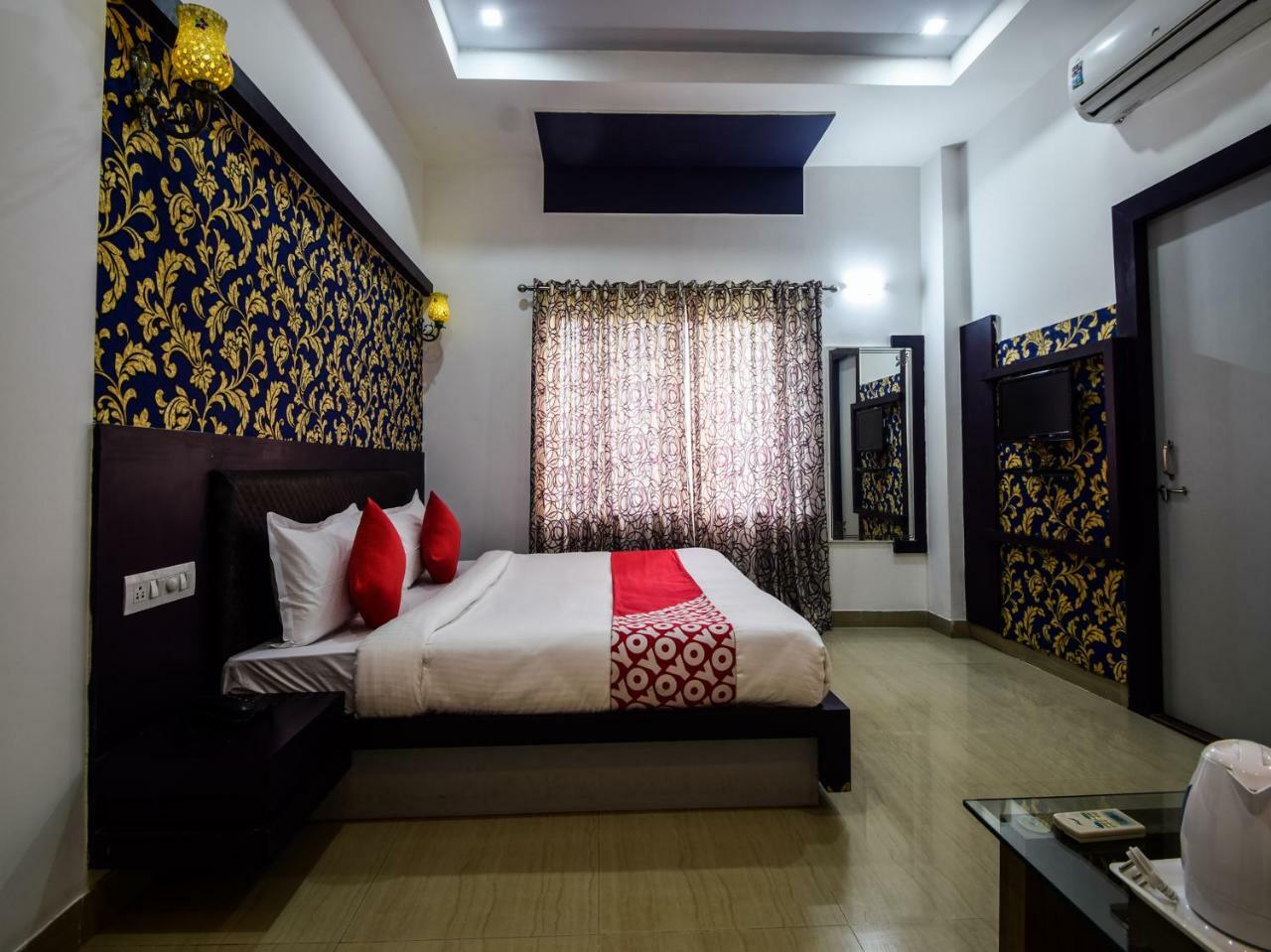Oyo 28253 Jmd Palace Hotel
