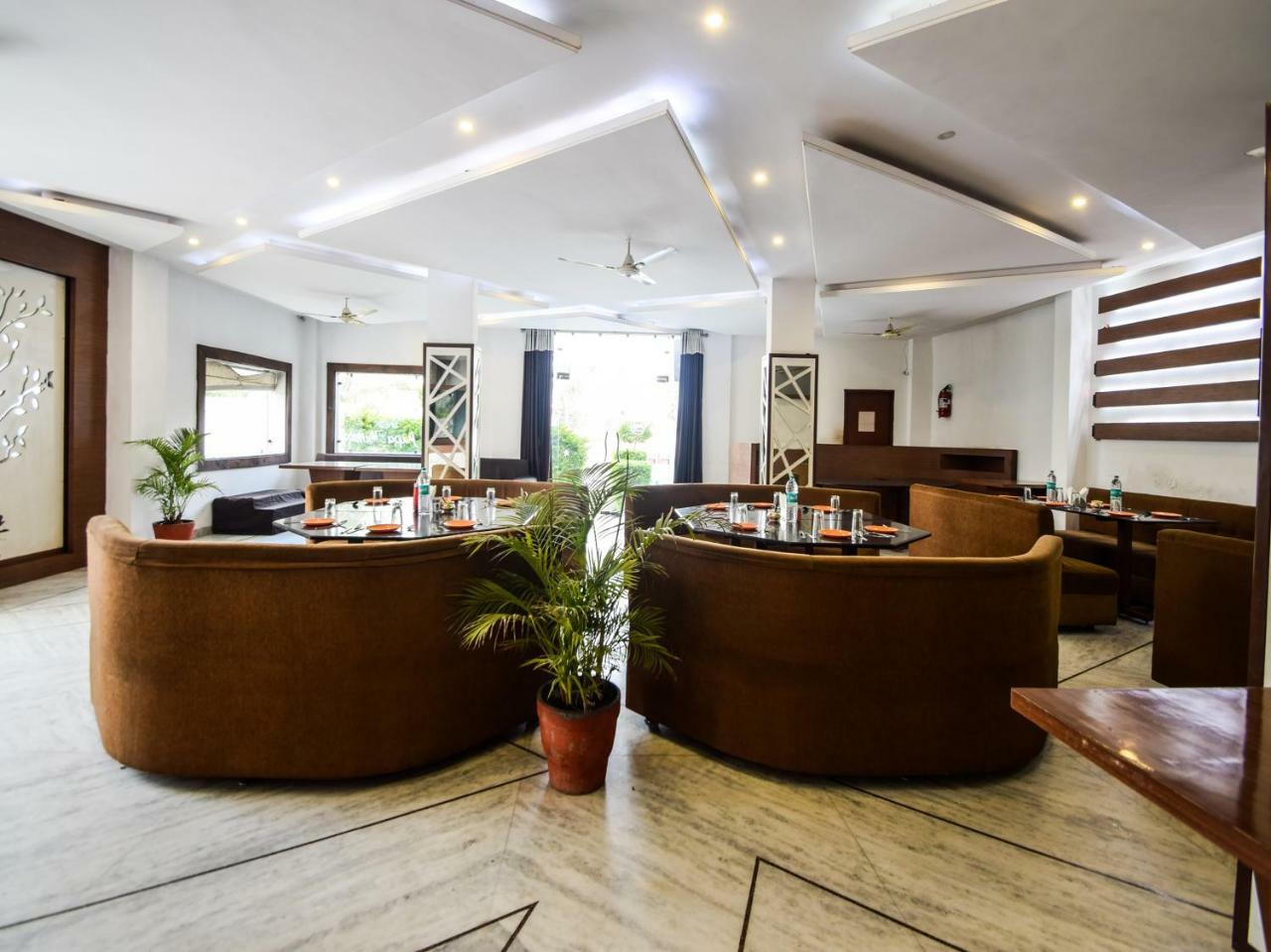 Hotel Oyo 28253 Jmd Palace 3*