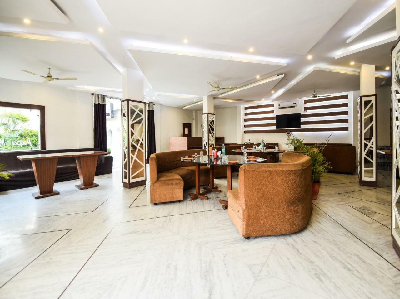 Oyo 28253 Jmd Palace 3* Udaipur