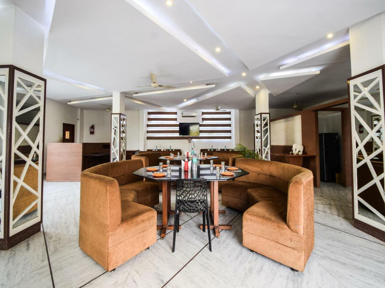 Hotel Oyo 28253 Jmd Palace 3*
