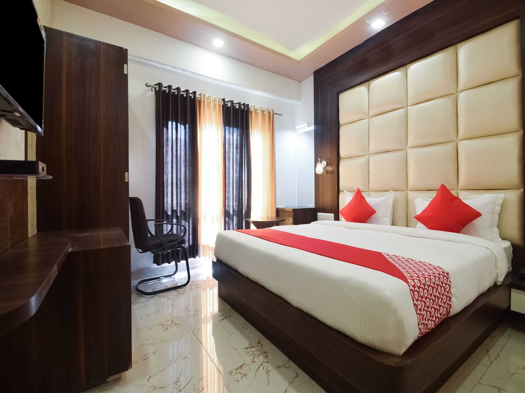 Hotel Fabhotel Prime The Royal Galaxy